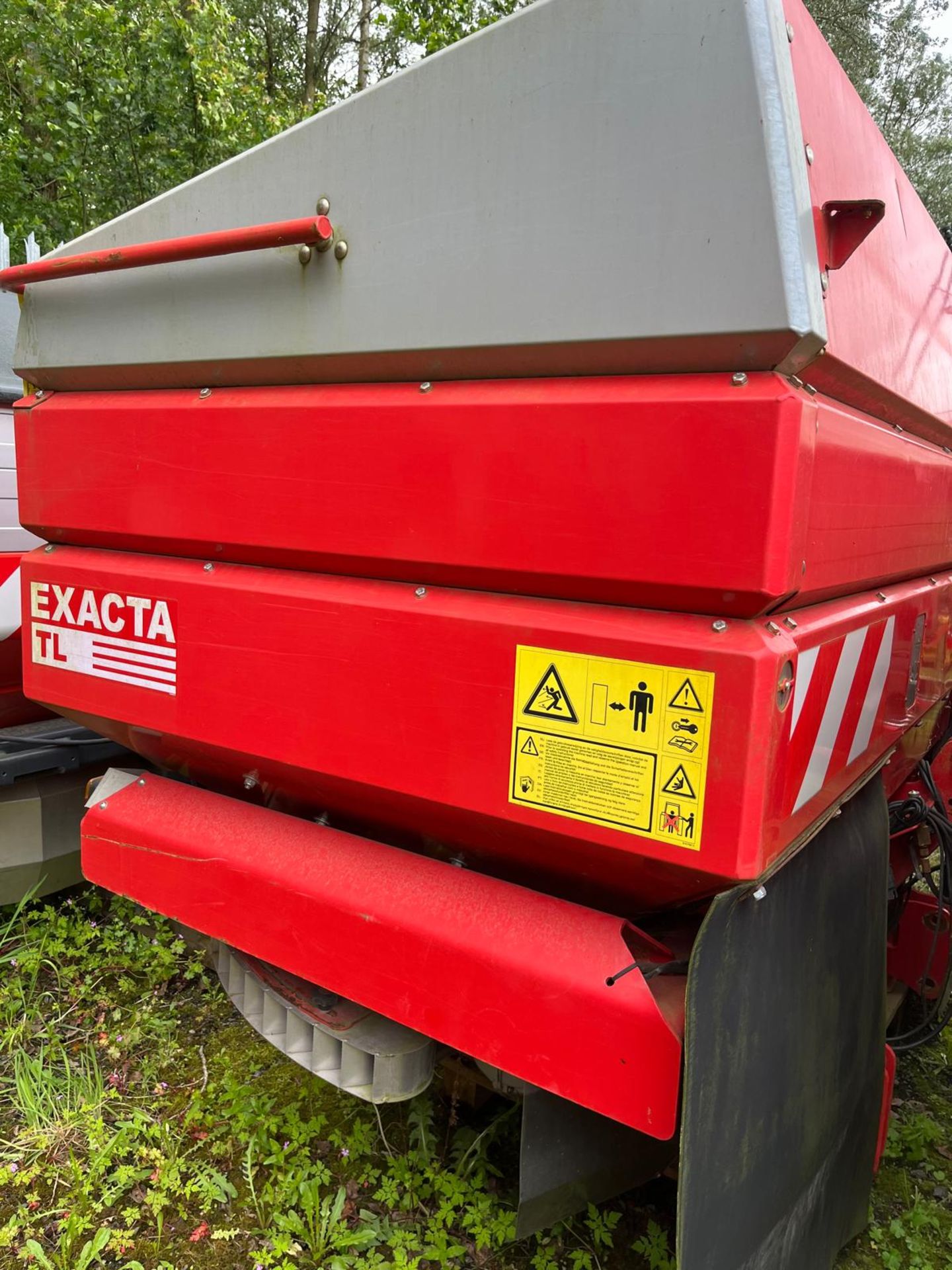 KVERNELAND EXACTA TL FERTILISER SPREADER - VERY CLEAN - Image 2 of 13