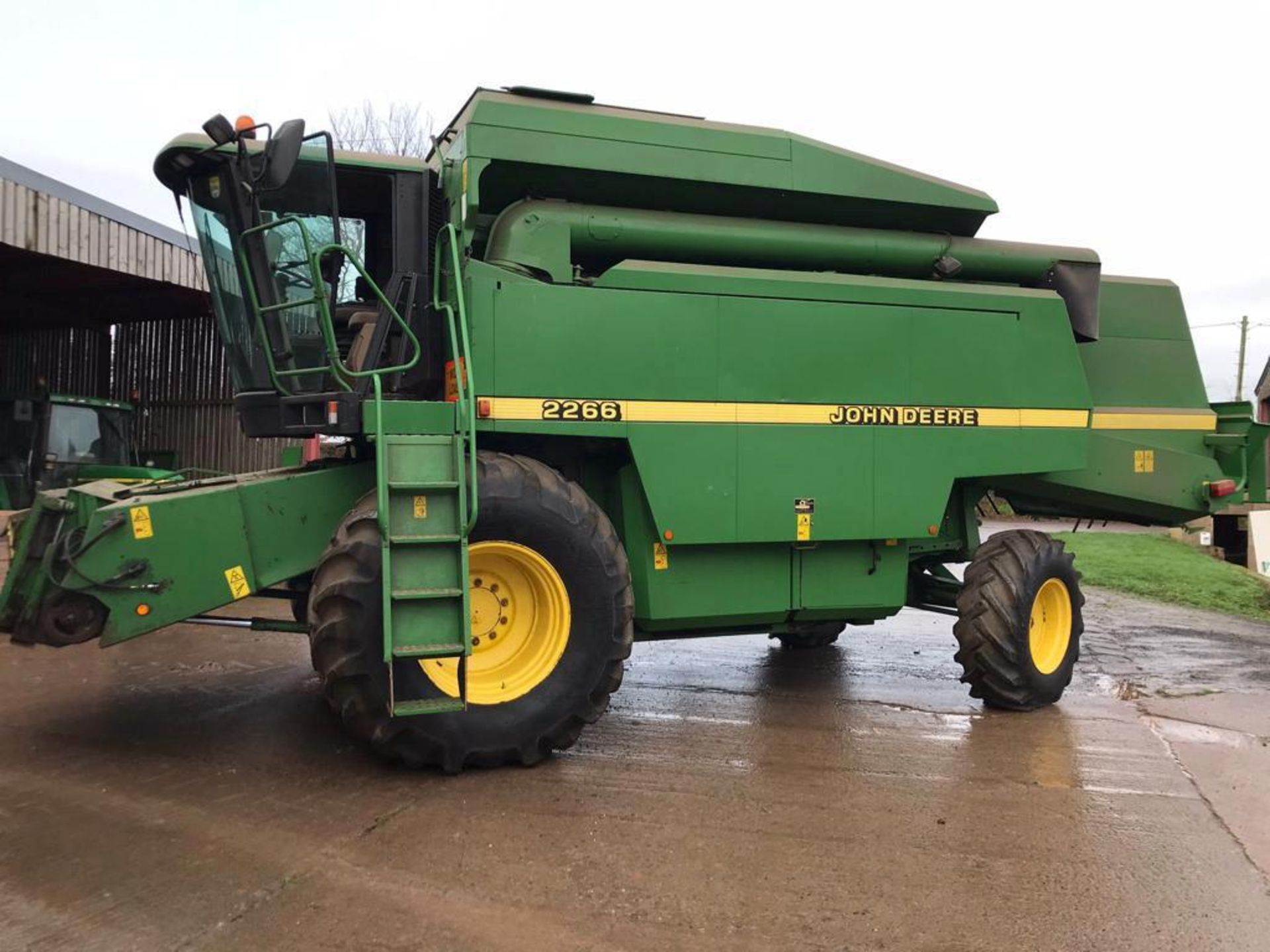 JOHN DEERE 2266 COMBINE HARVESTOR - YEAR 1999 - 2700 HOURS - 22FT HEADER - Image 3 of 15