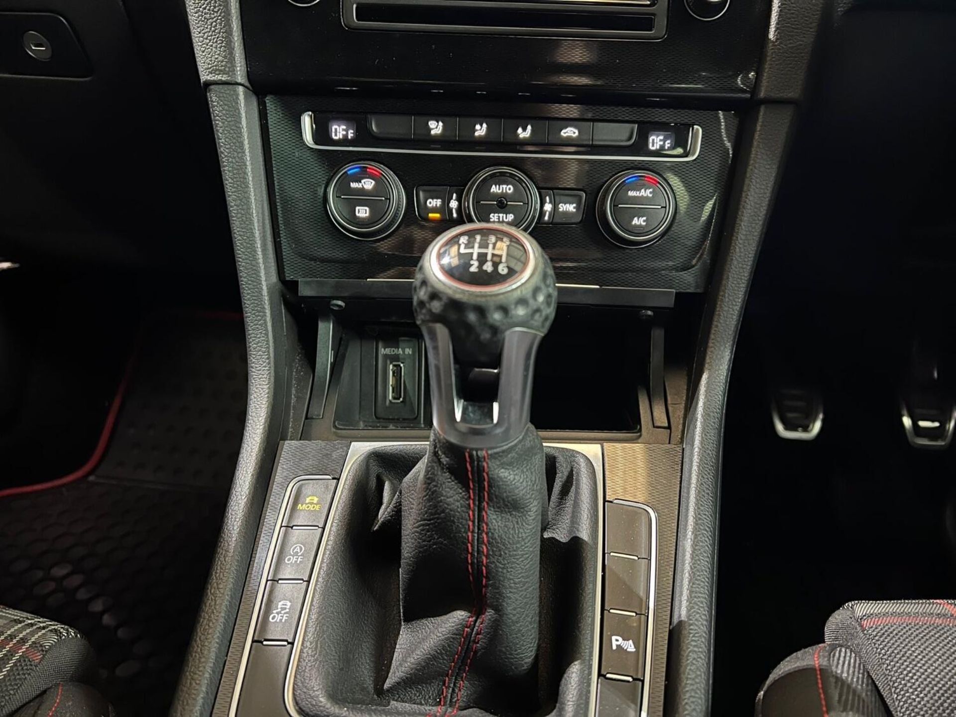 VOLKSWAGEN GOLF HATCHBACK 2.0 TSI BLUEMOTION TECH GTI (2013) - 89K MILES - Image 16 of 20