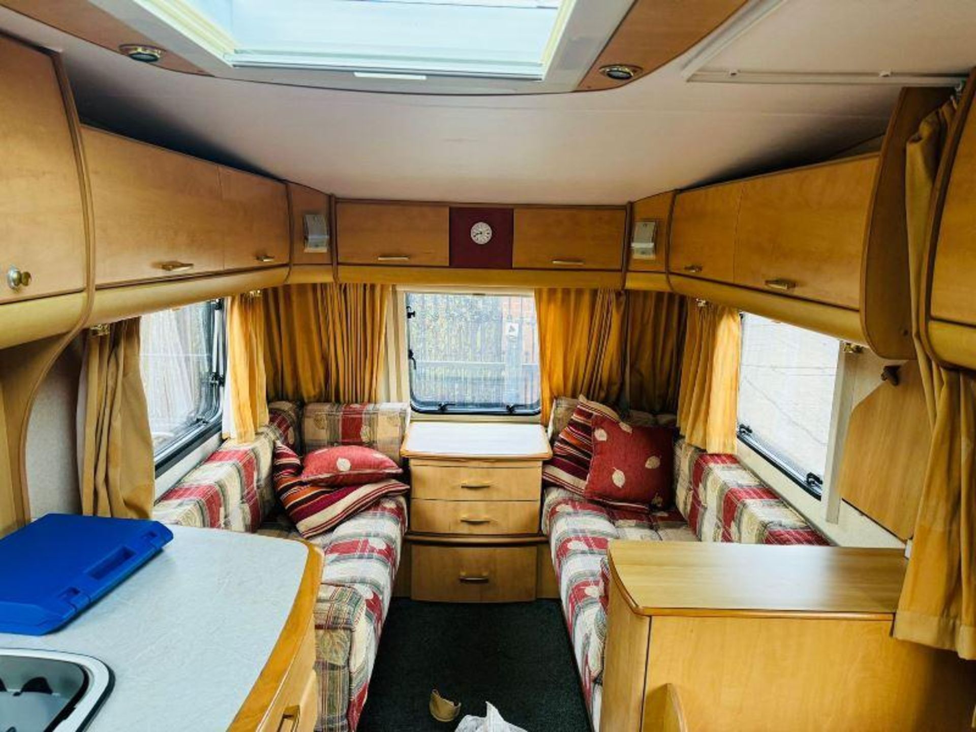 PAGEANT CHAMPAGNE SERIES FIVE *4 BIRTH* SINGLE AXLE CARAVAN - Image 10 of 19