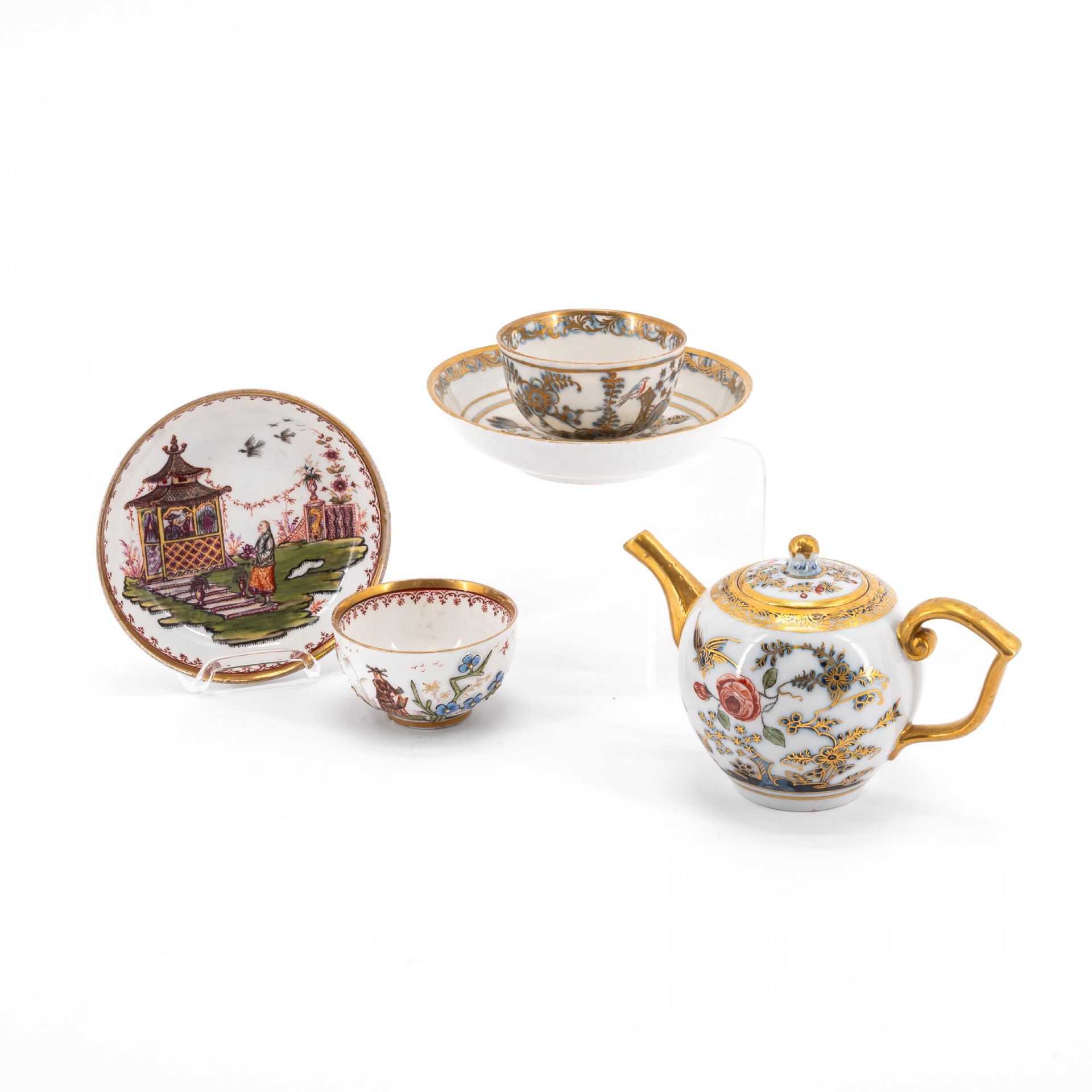 Meissen u.a: Kleine Teekanne, zwei Koppchen & Untertassen mit überdekorierten Dekoren