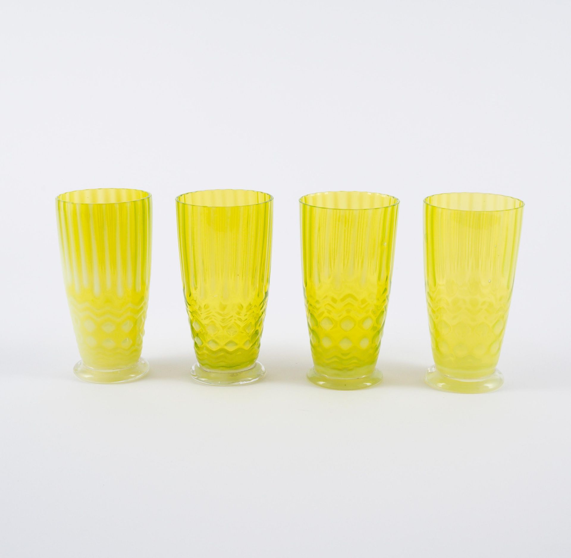 Gräflich Harrach'sche Glasfabrik: Vier Gläser mit geometrischen Dekoren - Image 2 of 7