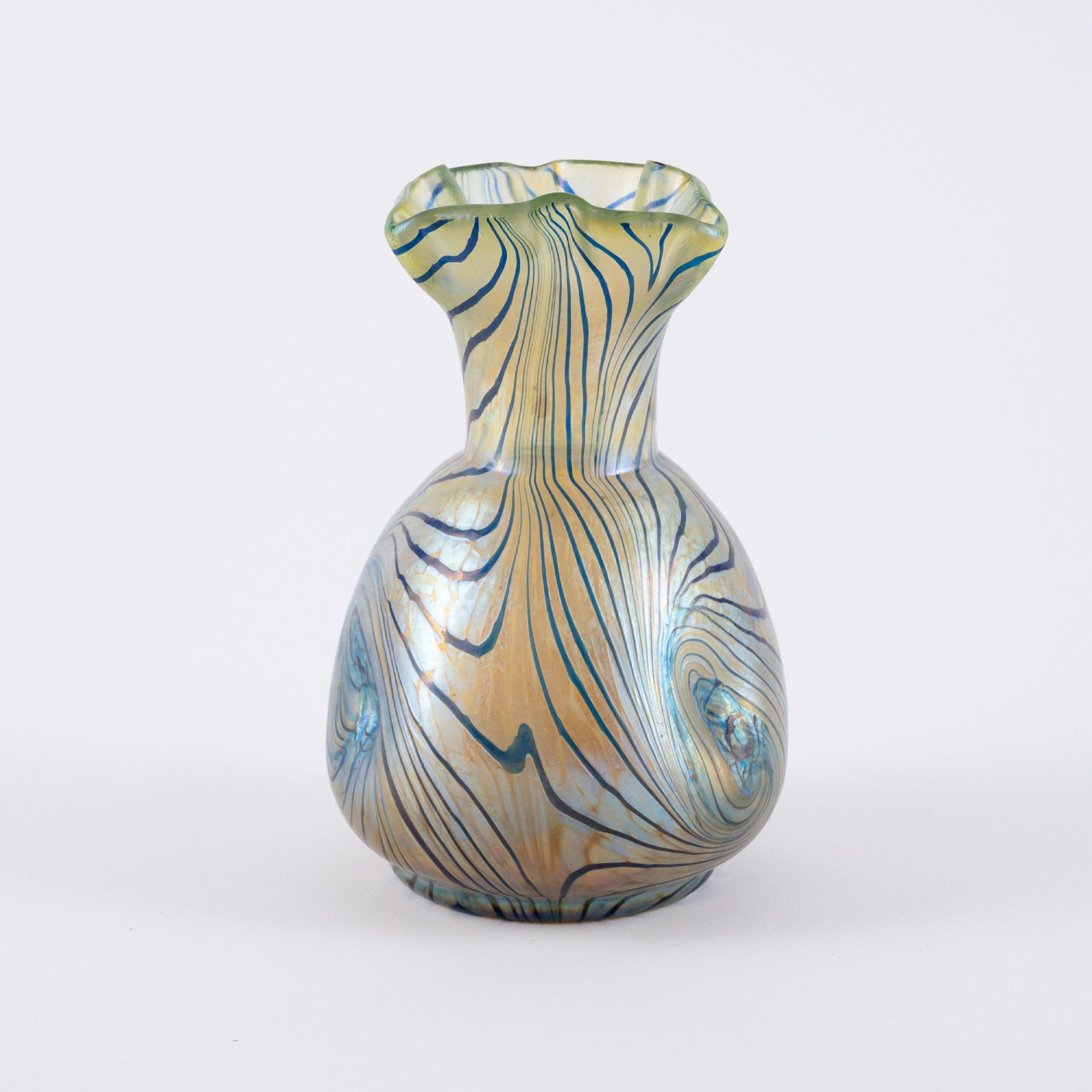 Loetz Witwe: Vase mit langem Hals, kleine rechteckige Schale und runde Schale mit Metallmontierung - Image 3 of 16