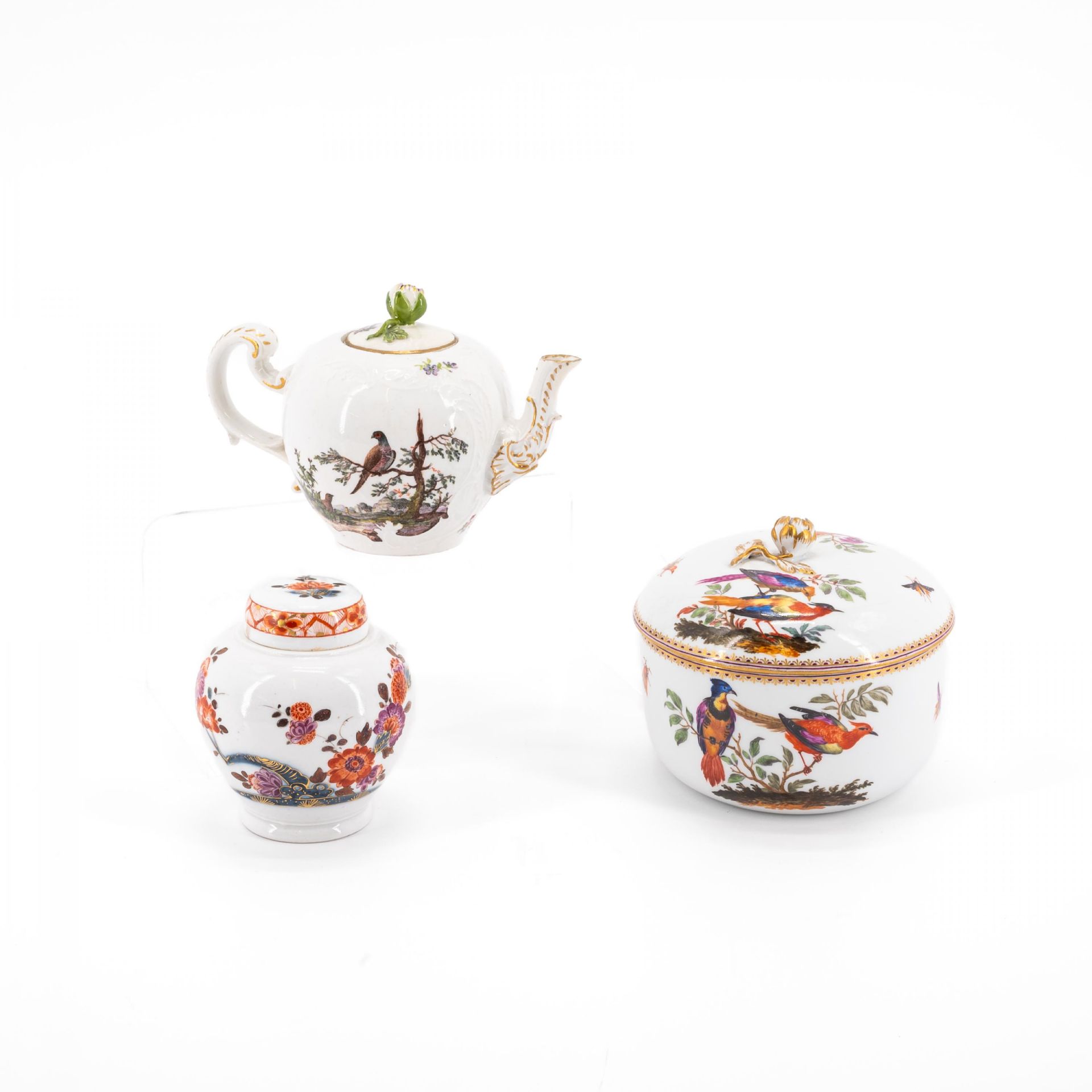 Meissen: Teekännchen, Teedose und Dose mit verschiedenen Dekoren