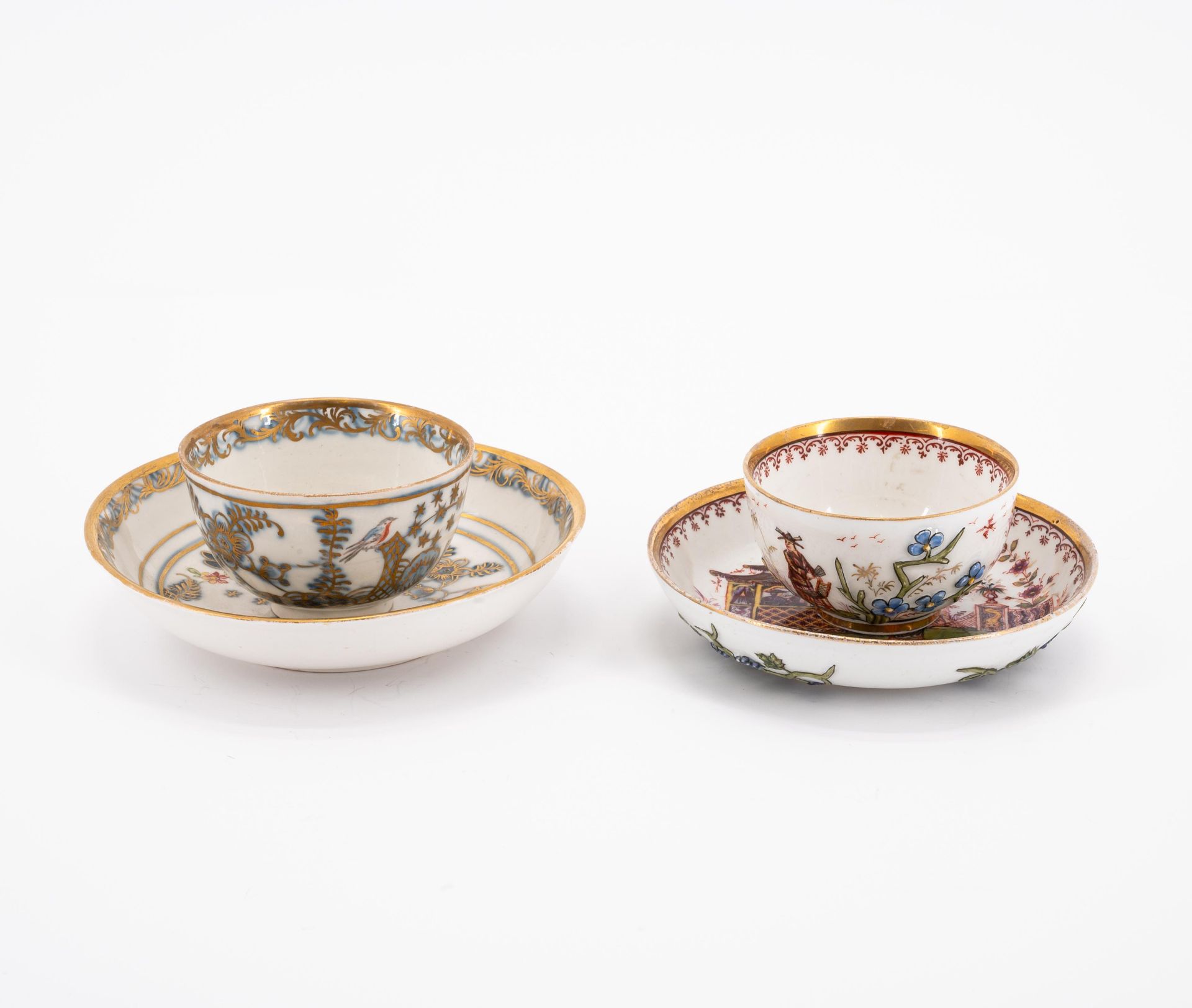 Meissen u.a: Kleine Teekanne, zwei Koppchen & Untertassen mit überdekorierten Dekoren - Image 2 of 9