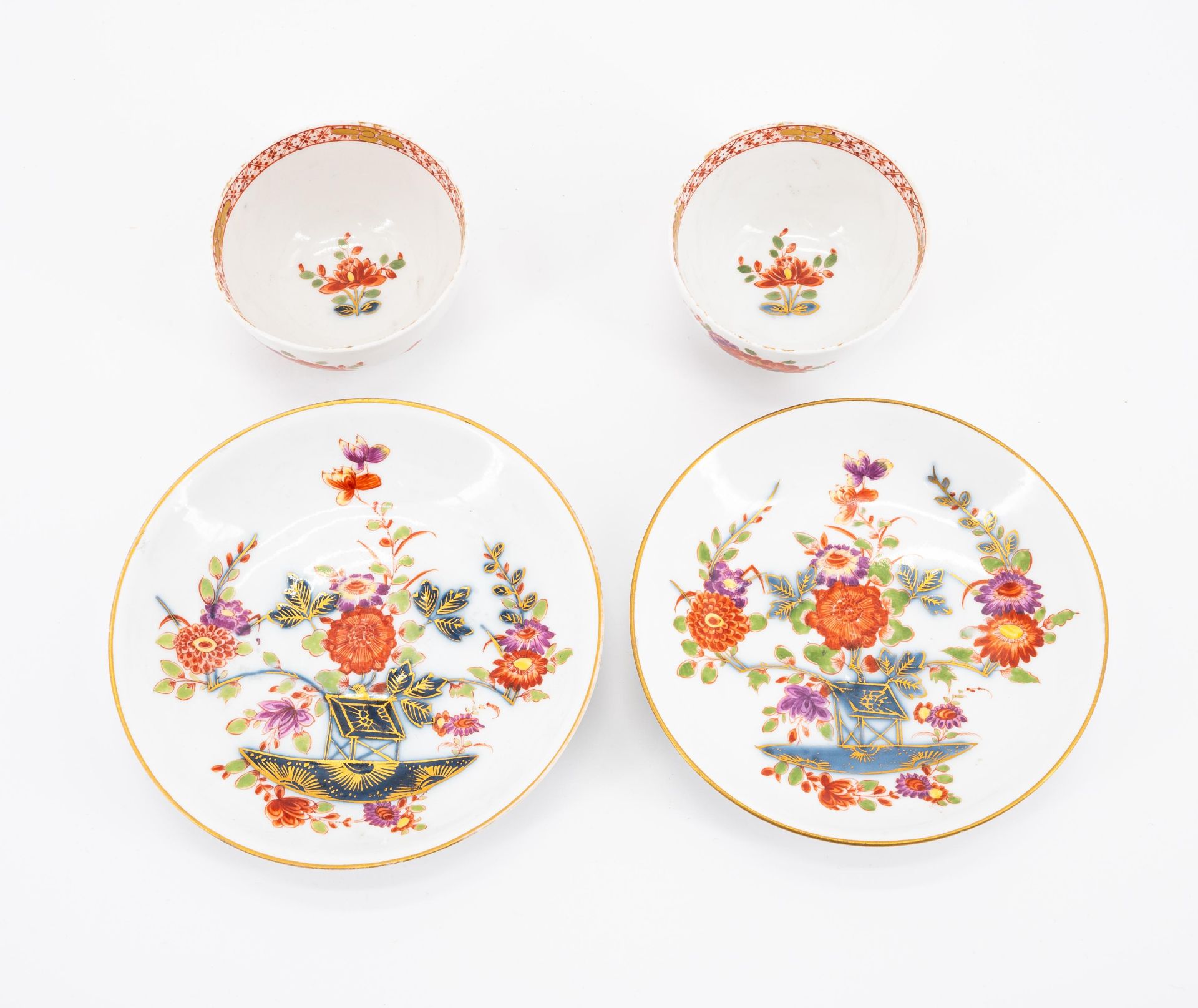 Meissen: TWO PORCELAIN TEA BOWLS WITH SAUCERS AND DECORATED-OVER TABLE PATTERN - Image 4 of 5