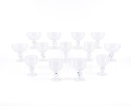 René Lalique: Set von 12 Weingläsern und 6 Sektschalen mit Traubenstiel