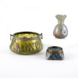 Loetz Witwe: Vase mit langem Hals, kleine rechteckige Schale und runde Schale mit Metallmontierung