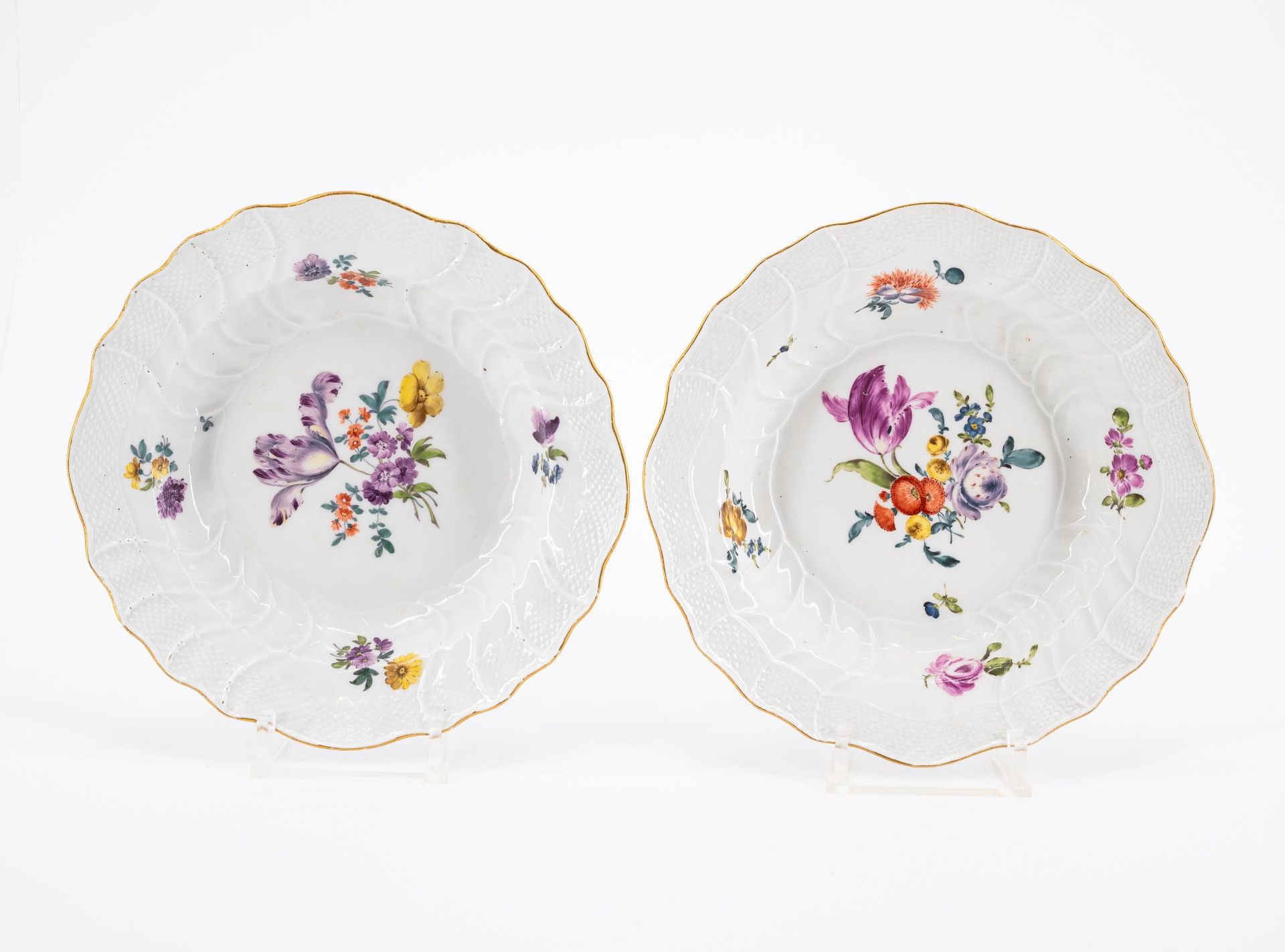 Meissen: Folge von 12 flachen Tellern & 6 tiefen Tellern mit Blumendekoren - Bild 2 aus 11