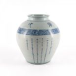 Gebauchte Vase mit chinesischen Schriftzeichen