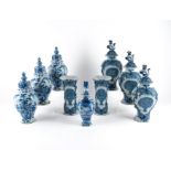 Delft u.a: Satz von 5 Vasen, Satz von 3 Baluster-Deckelvasen und 1 kleine Deckelvase