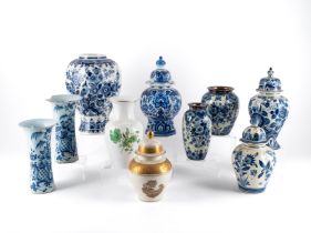 Verschiedene Herkunft: Gruppe von 10 verschiedenen Vasen, tlw. mit Deckel