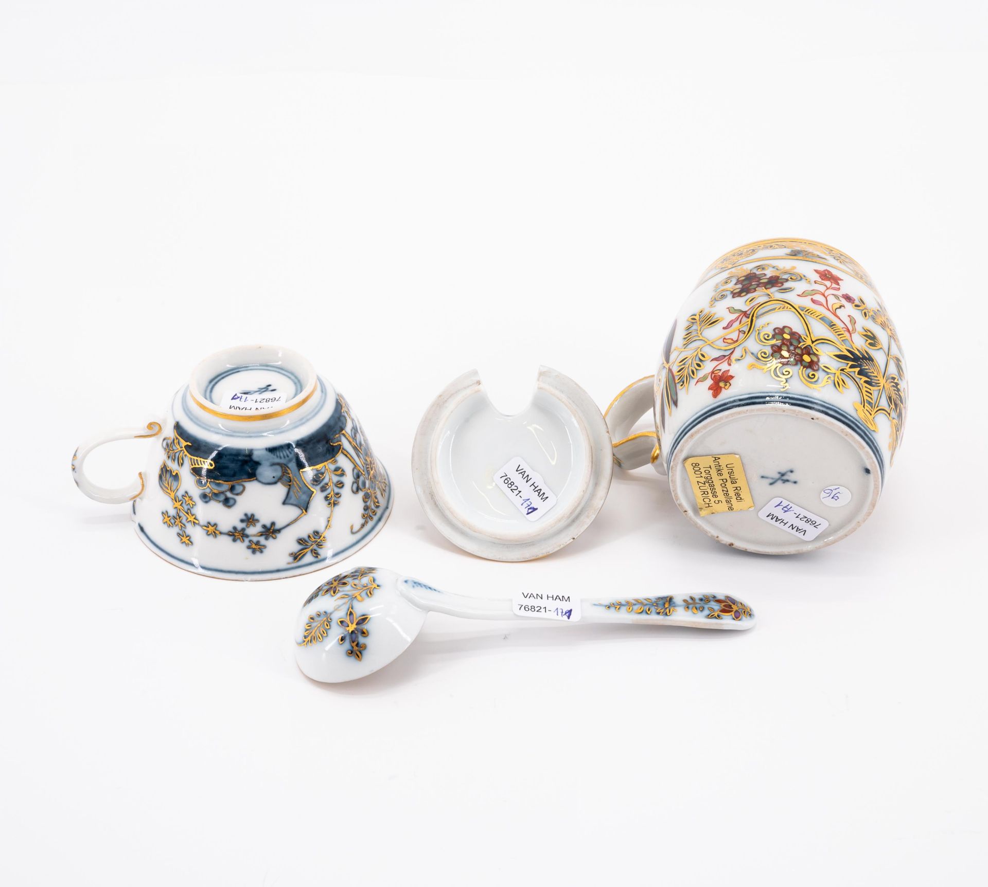 Meissen: Kleine Kanne, kleine Tasse, Senfgefäß und Löffel mit Hausmalereidekor - Image 11 of 11