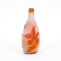 Emile Gallé: Kleine Flaschenvase mit stilisierten Mohnblumen