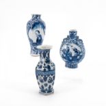Drei Vasen mit blau-weißem Dekor