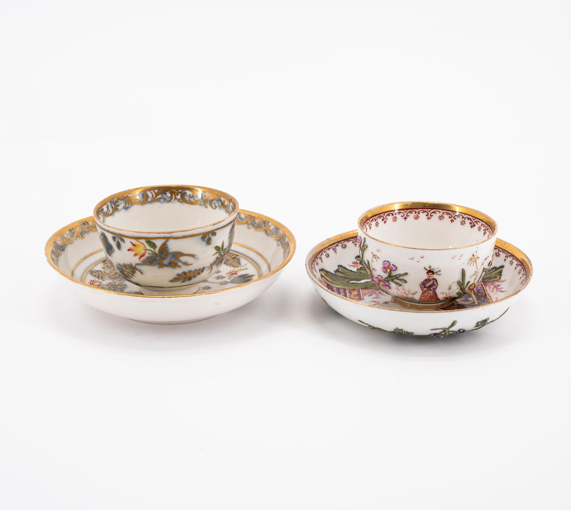 Meissen u.a: Kleine Teekanne, zwei Koppchen & Untertassen mit überdekorierten Dekoren - Image 3 of 9