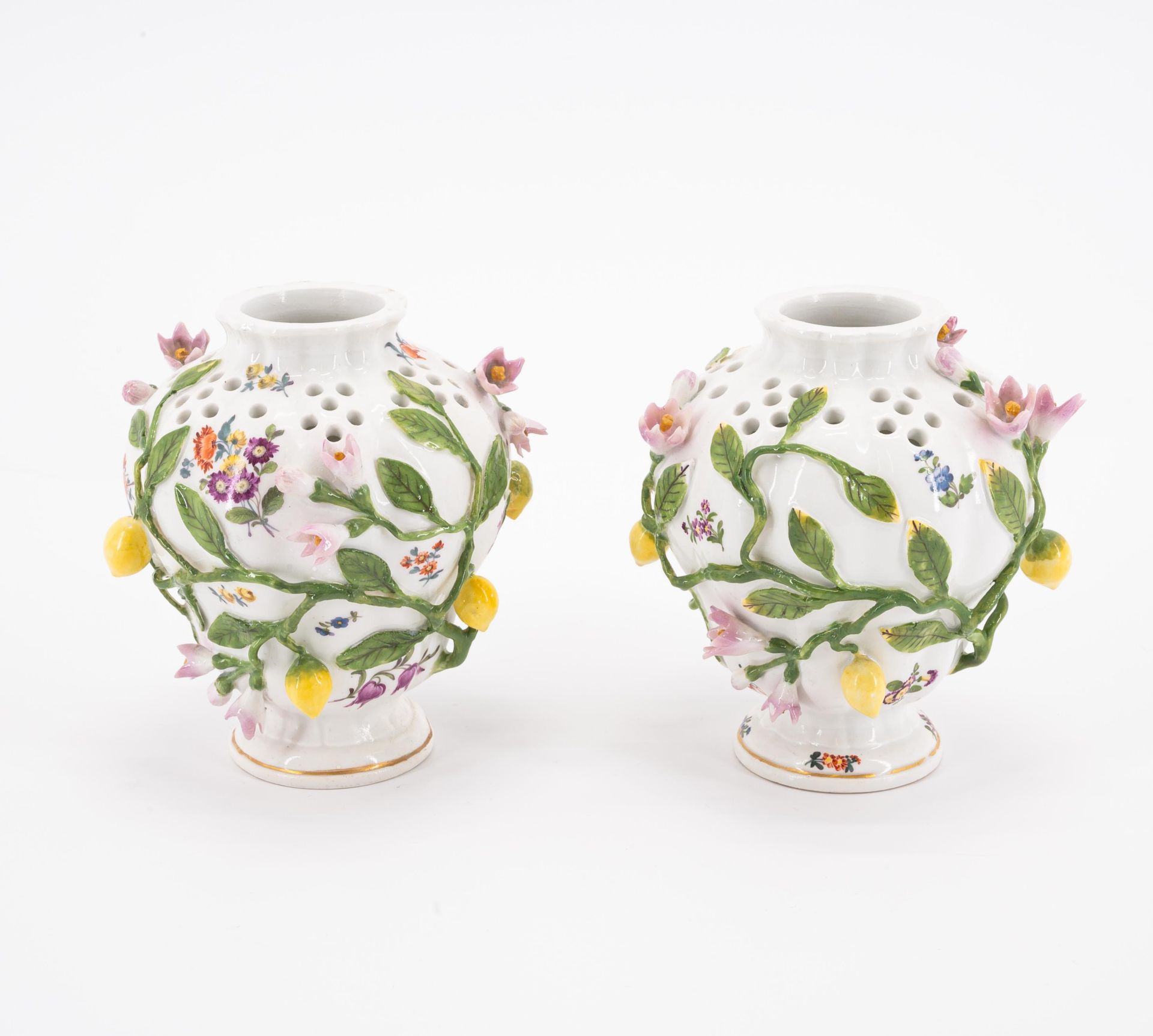 Meissen: Drei Potpourri-Vasen und ein Teekännchen mit Schmetterlingsdekor - Bild 2 aus 9