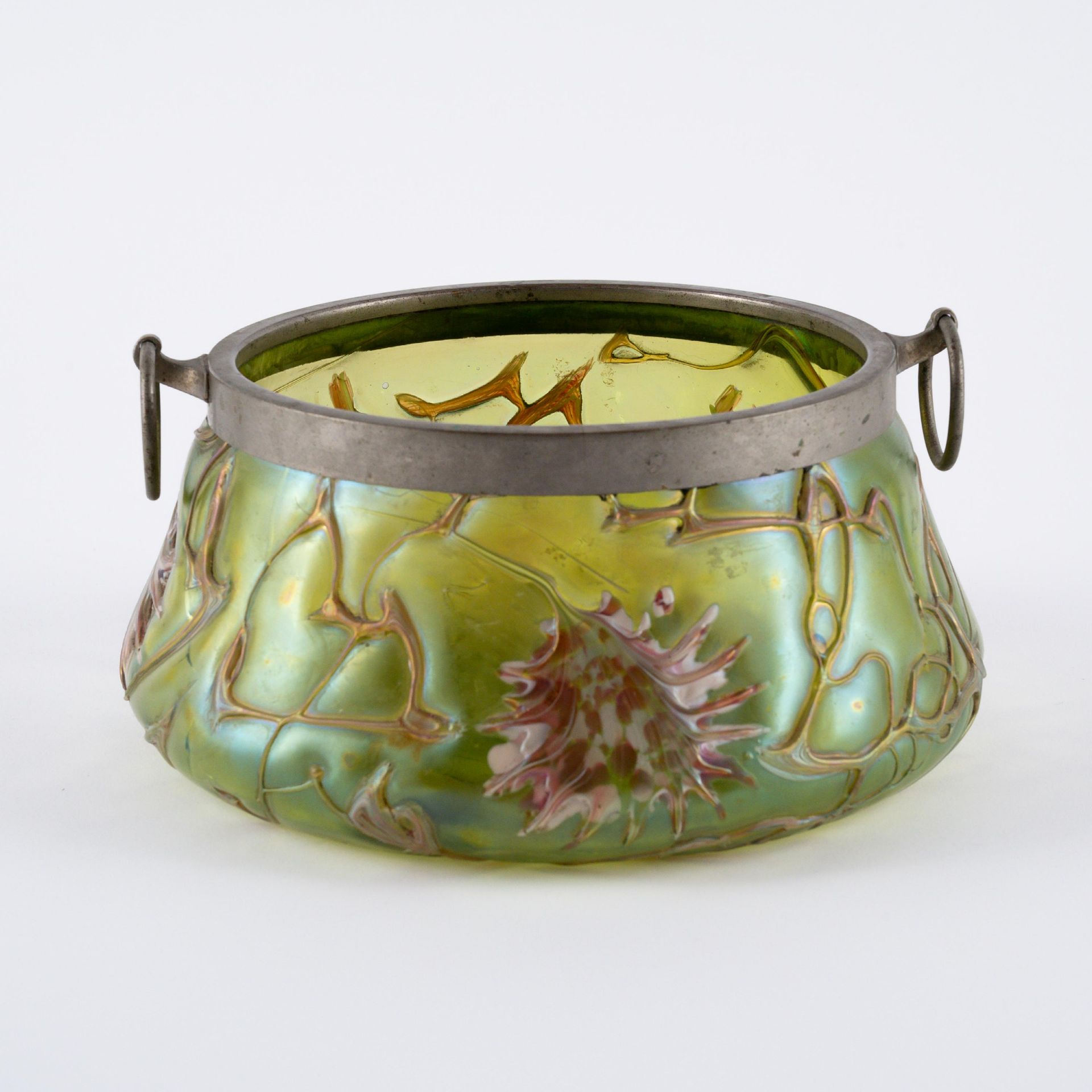 Loetz Witwe: Vase mit langem Hals, kleine rechteckige Schale und runde Schale mit Metallmontierung - Image 9 of 16