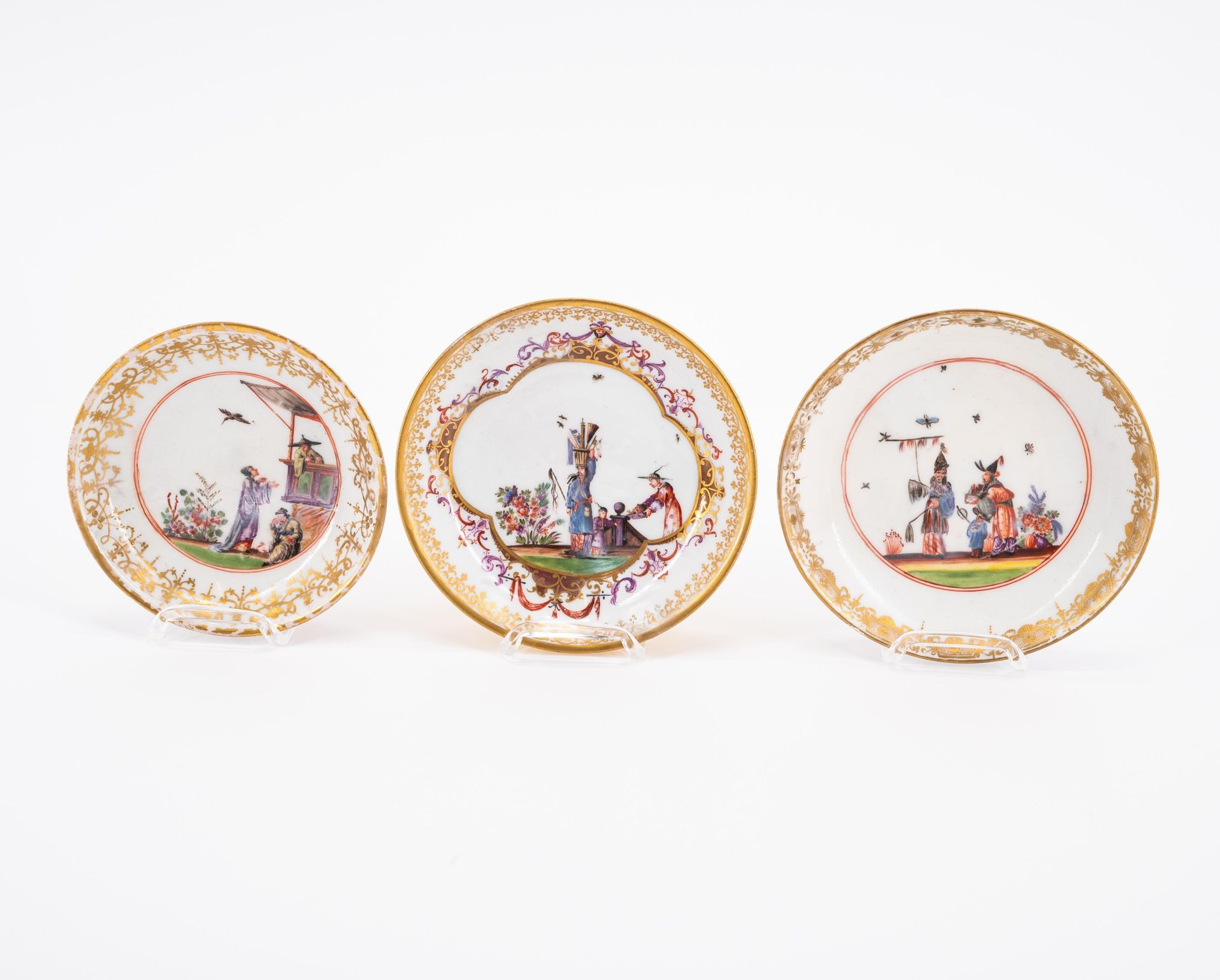 Meissen: Drei Teller mit Chinoiserien, ein Kännchen & Teller mit aufgelegten Blüten - Bild 2 aus 7
