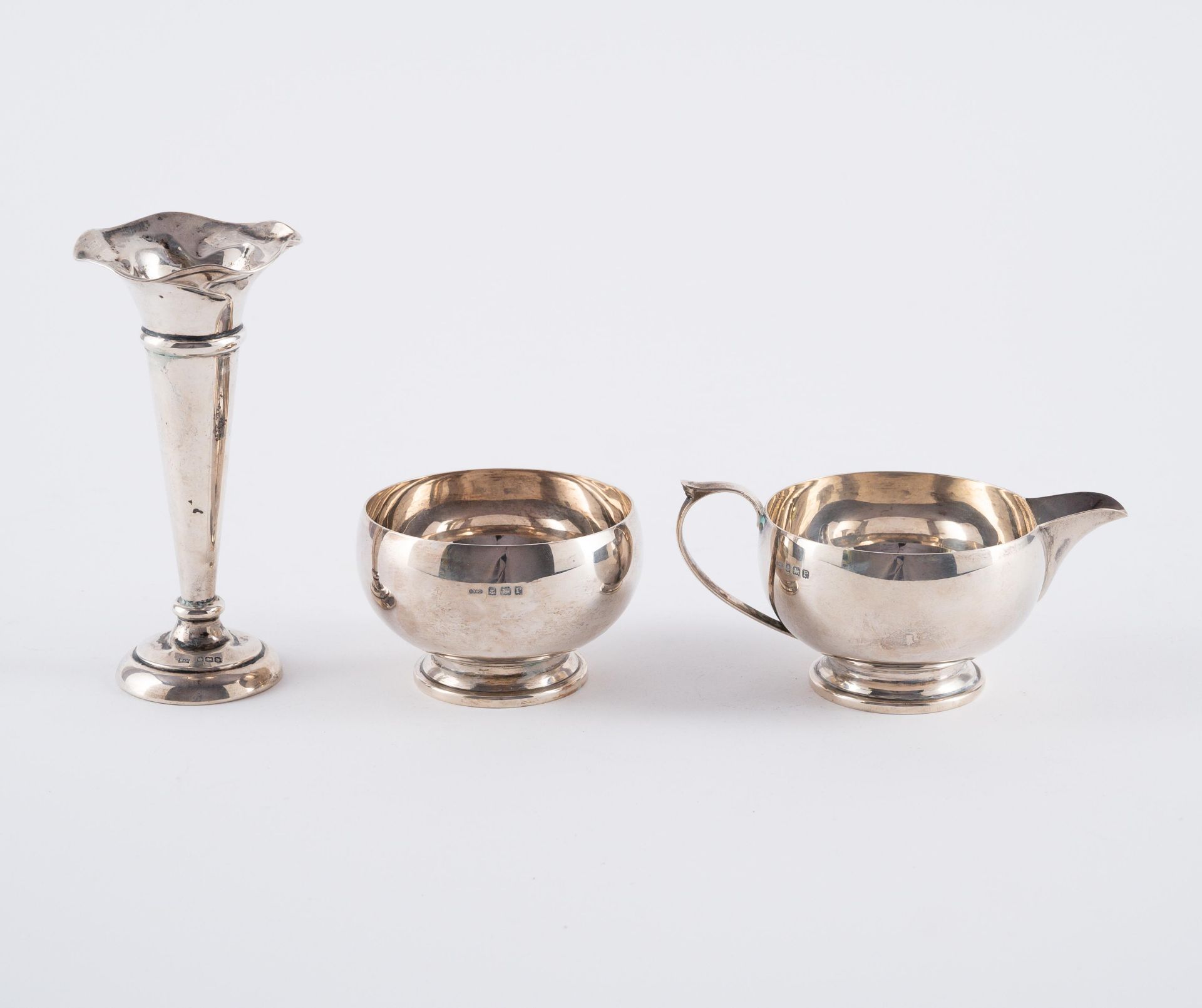 Verschiedene Herkunft: Zuckerschale, Milchkännchen, kleine Vase, Salz- und Pfefferstreuer, Paar Serv - Bild 7 aus 11