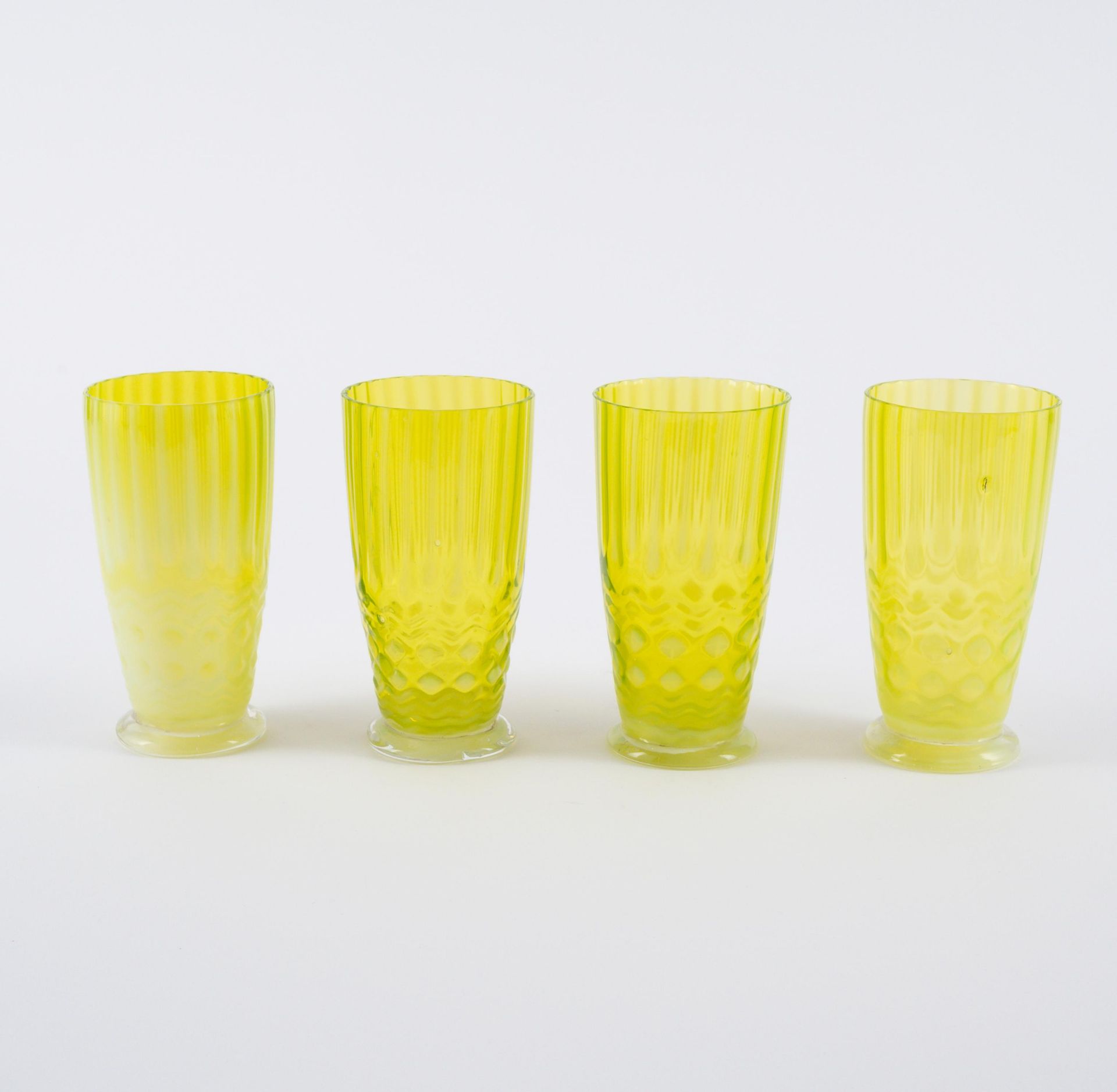 Gräflich Harrach'sche Glasfabrik: Vier Gläser mit geometrischen Dekoren - Image 5 of 7