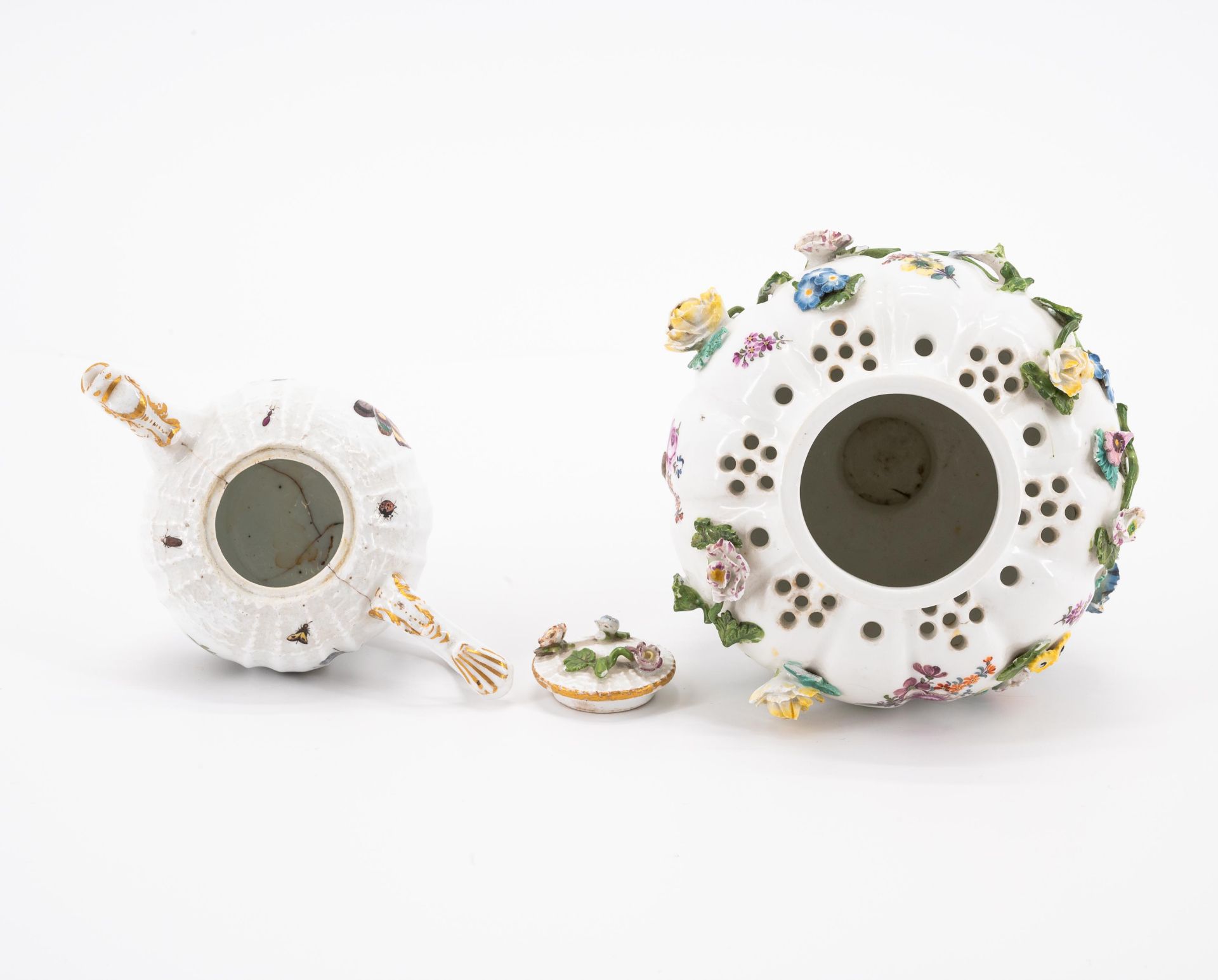 Meissen: Drei Potpourri-Vasen und ein Teekännchen mit Schmetterlingsdekor - Bild 8 aus 9
