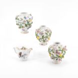 Meissen: Drei Potpourri-Vasen und ein Teekännchen mit Schmetterlingsdekor