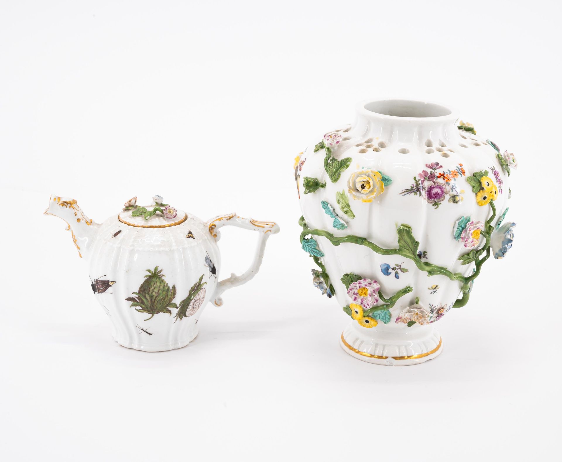 Meissen: Drei Potpourri-Vasen und ein Teekännchen mit Schmetterlingsdekor - Bild 7 aus 9
