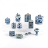 Acht Deckel- und Teedosen mit blau-weißem Dekor