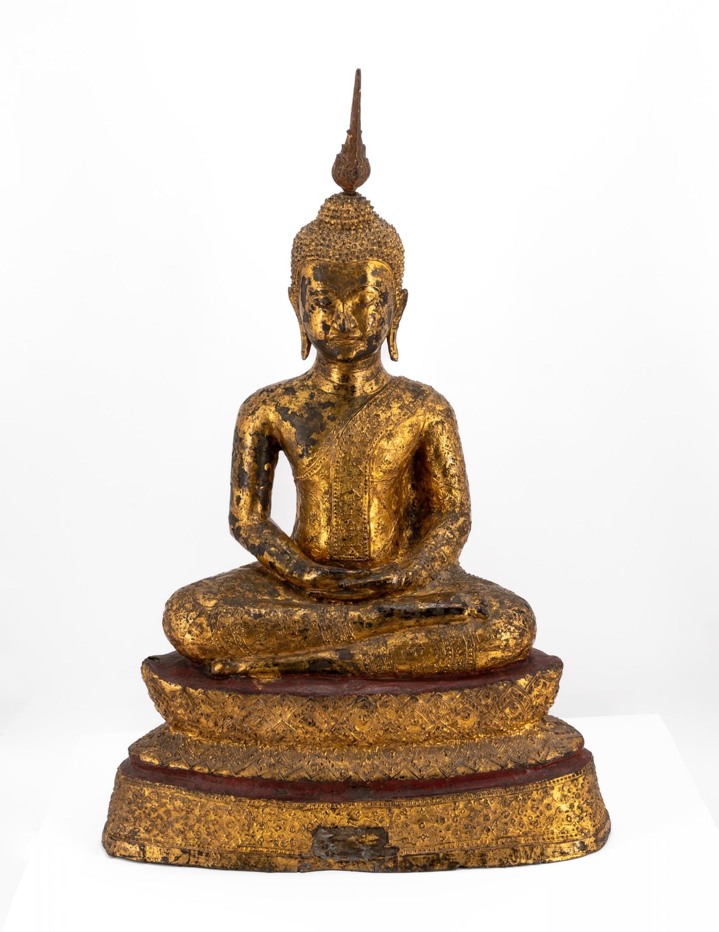Buddha auf Tronsockel sitzend