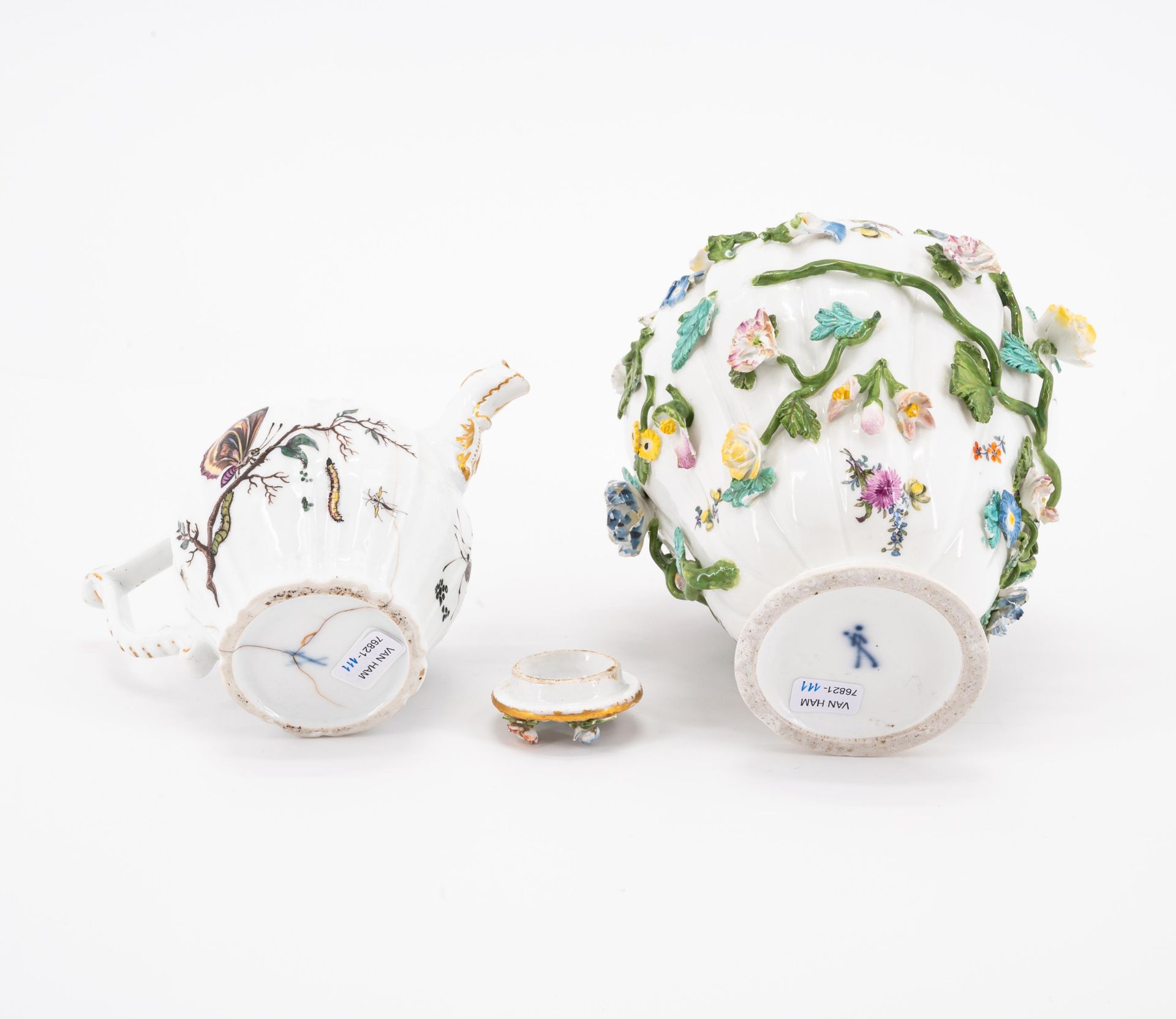 Meissen: Drei Potpourri-Vasen und ein Teekännchen mit Schmetterlingsdekor - Bild 9 aus 9