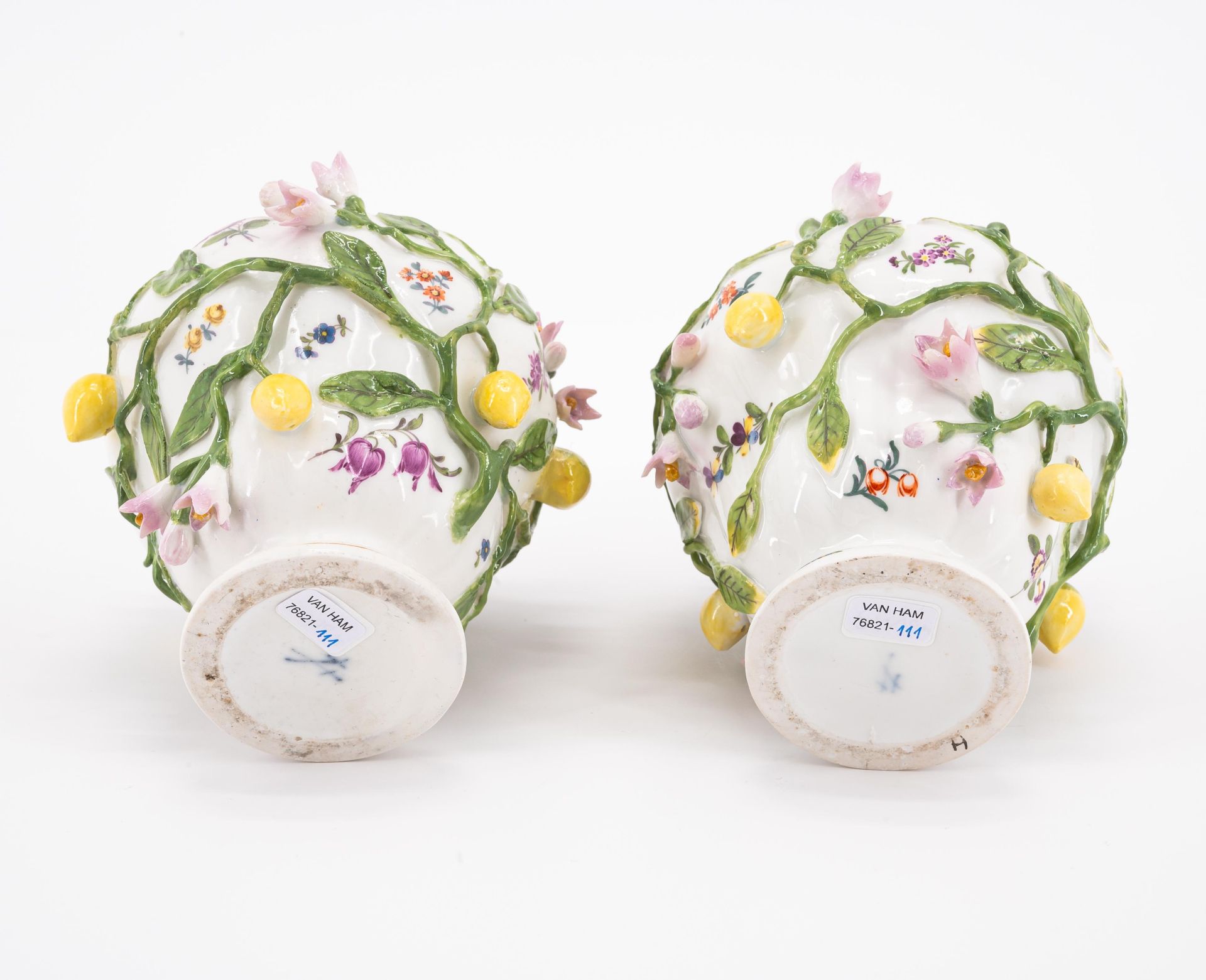 Meissen: Drei Potpourri-Vasen und ein Teekännchen mit Schmetterlingsdekor - Bild 5 aus 9