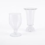 René Lalique: Zwei Vasen mit verziertem Fuß von unterschiedlicher Form