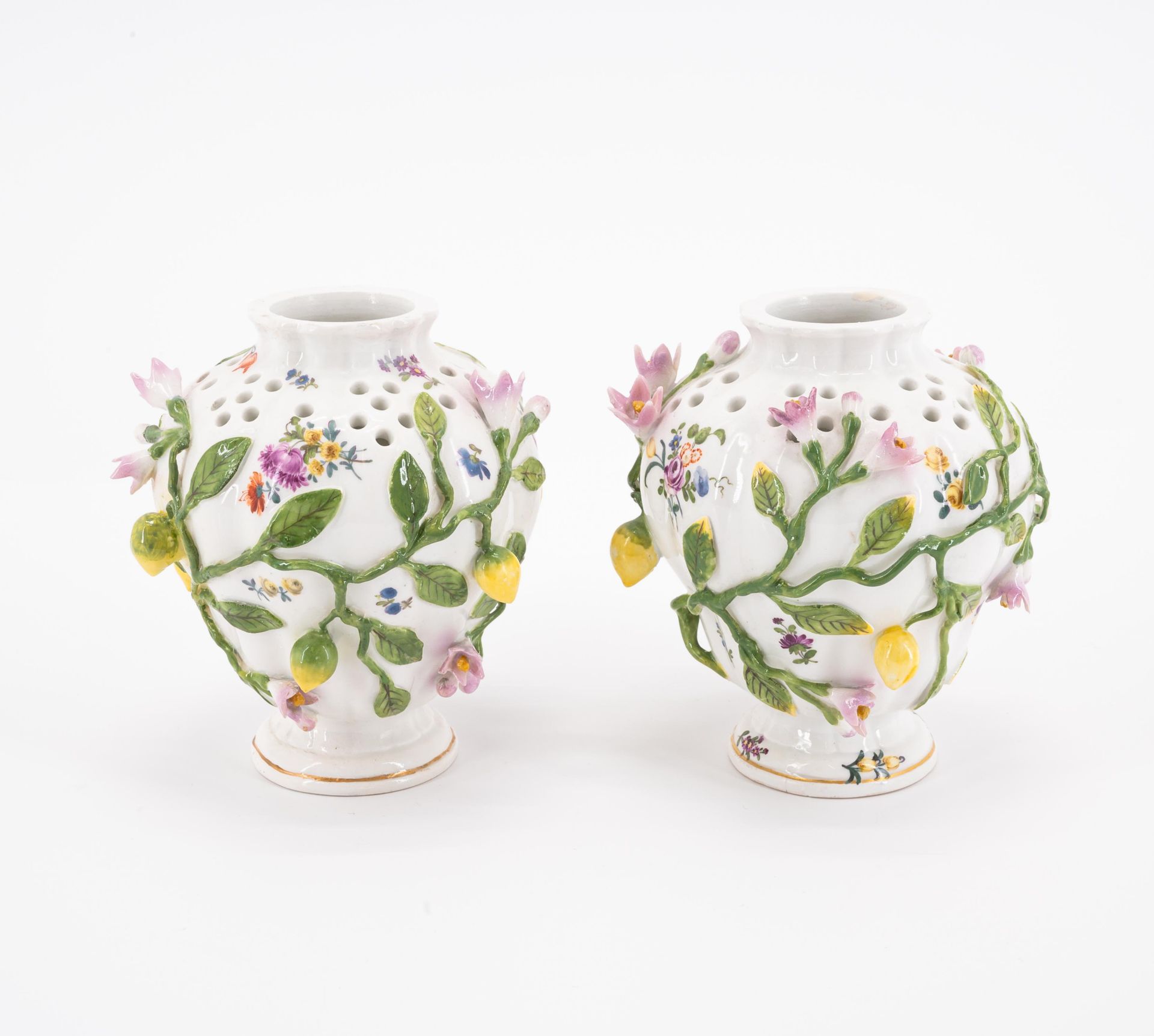 Meissen: Drei Potpourri-Vasen und ein Teekännchen mit Schmetterlingsdekor - Bild 3 aus 9