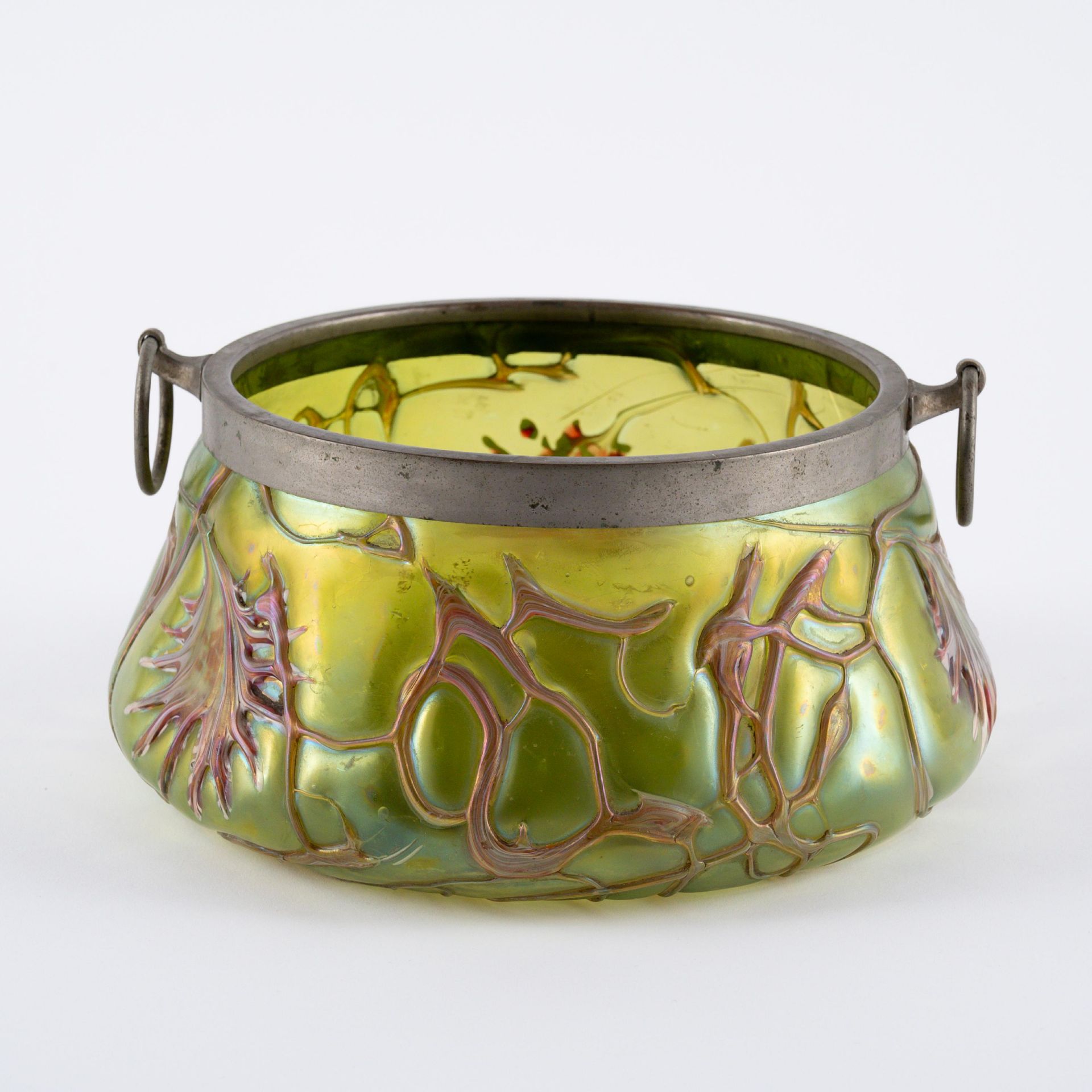 Loetz Witwe: Vase mit langem Hals, kleine rechteckige Schale und runde Schale mit Metallmontierung - Image 7 of 16