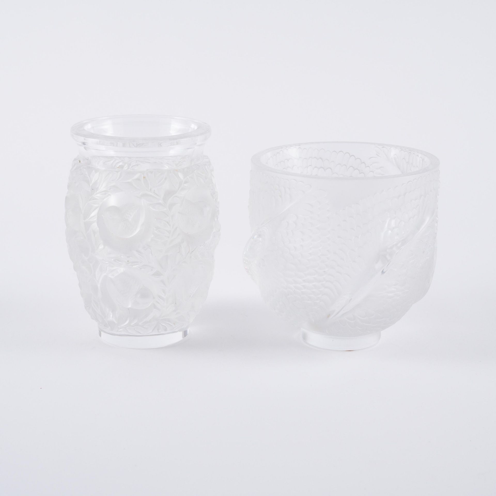 René Lalique: Zwei kleine Vasen, eine Schale, Vase und Teller tlw. mit Vogeldekor - Bild 3 aus 13