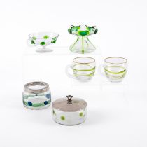 Theresienthaler Krystallglasfabrik: Kleine Vase, flache Tasse, paar Henkelgläser, Dose und Schale