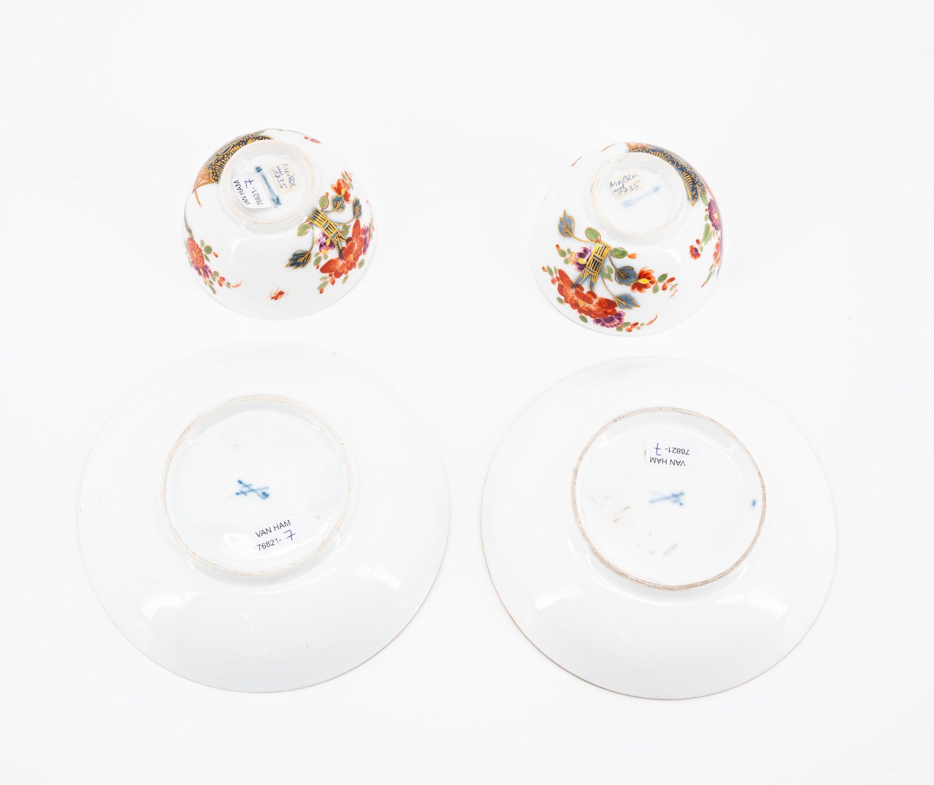 Meissen: TWO PORCELAIN TEA BOWLS WITH SAUCERS AND DECORATED-OVER TABLE PATTERN - Image 5 of 5