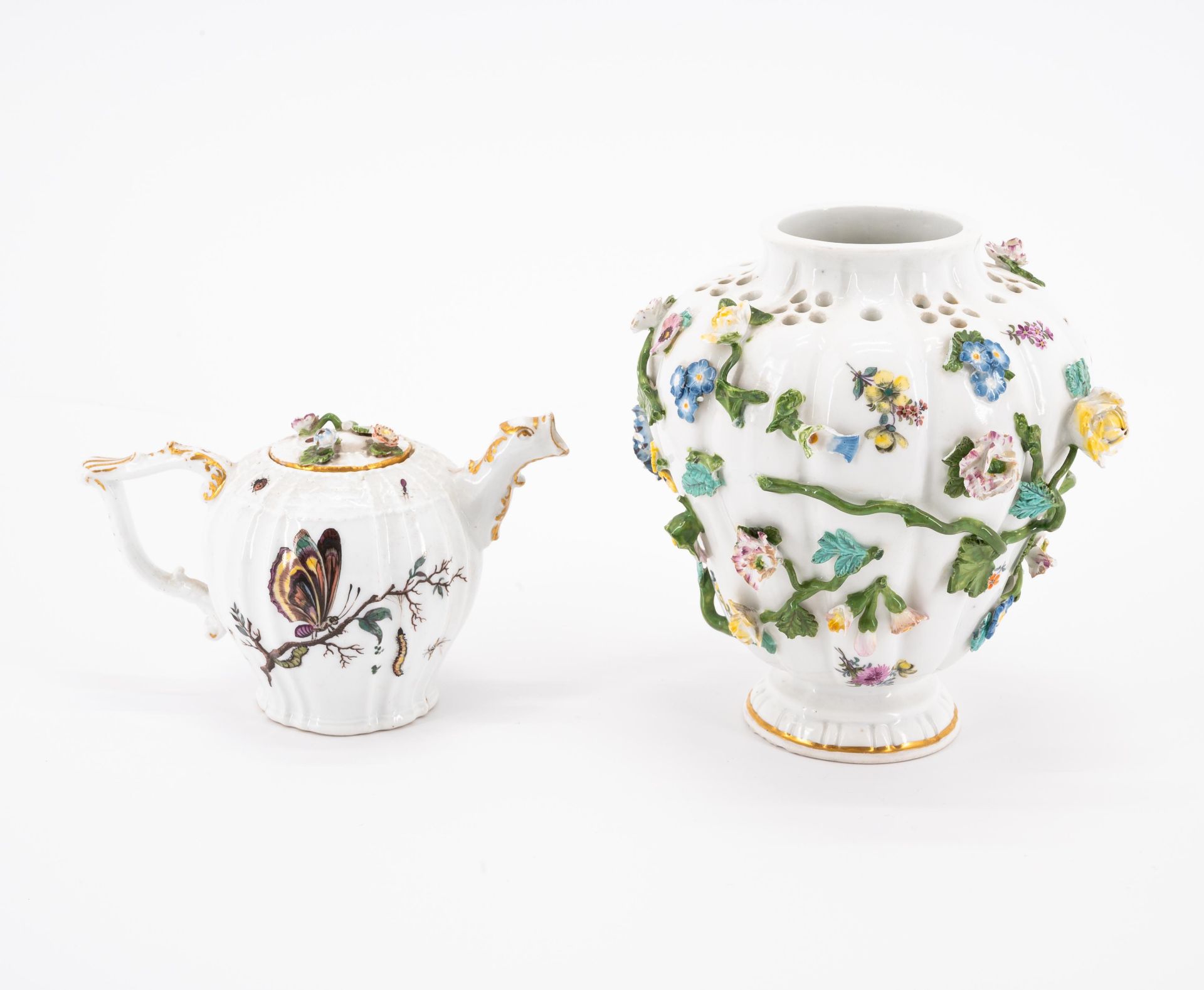 Meissen: Drei Potpourri-Vasen und ein Teekännchen mit Schmetterlingsdekor - Bild 6 aus 9