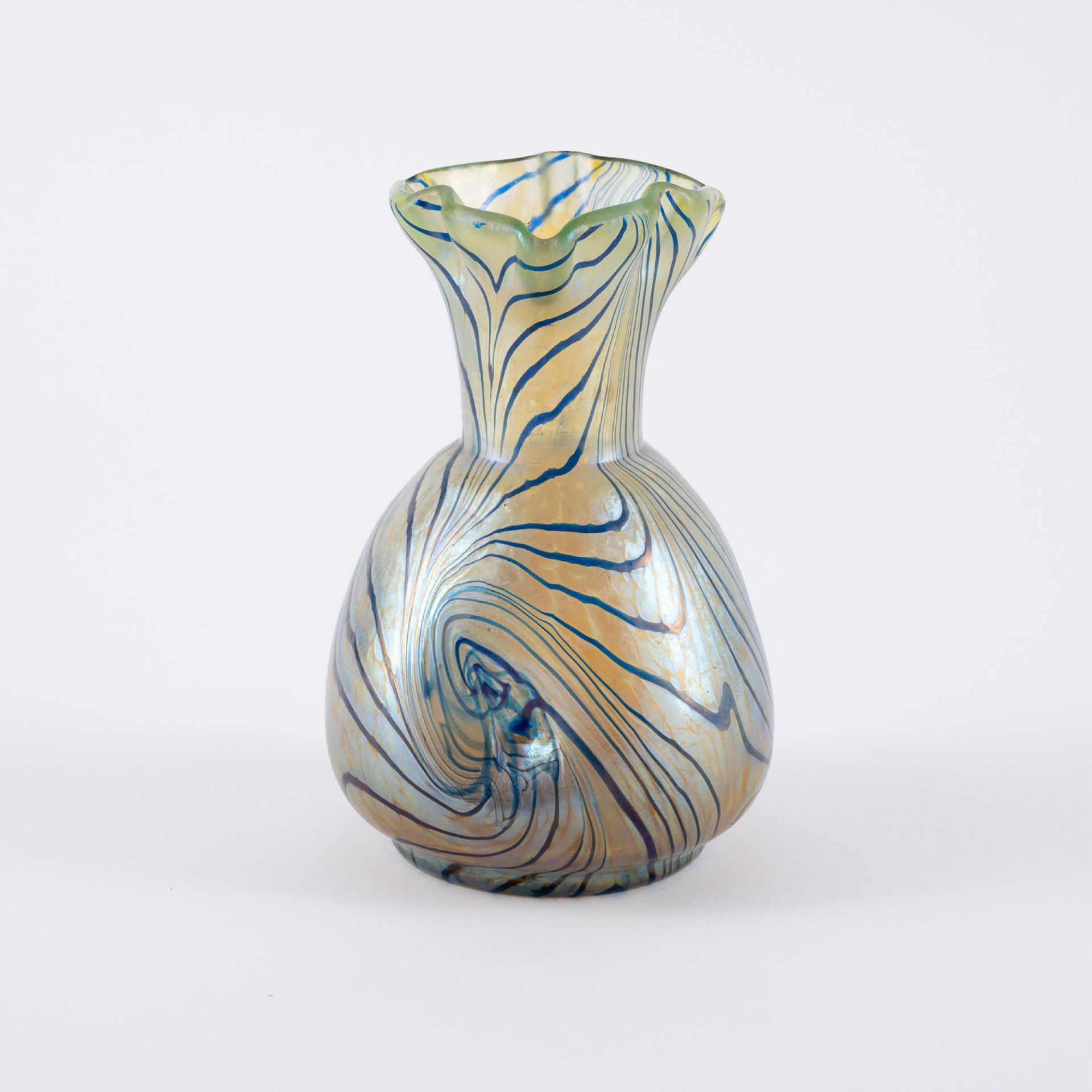 Loetz Witwe: Vase mit langem Hals, kleine rechteckige Schale und runde Schale mit Metallmontierung - Image 2 of 16