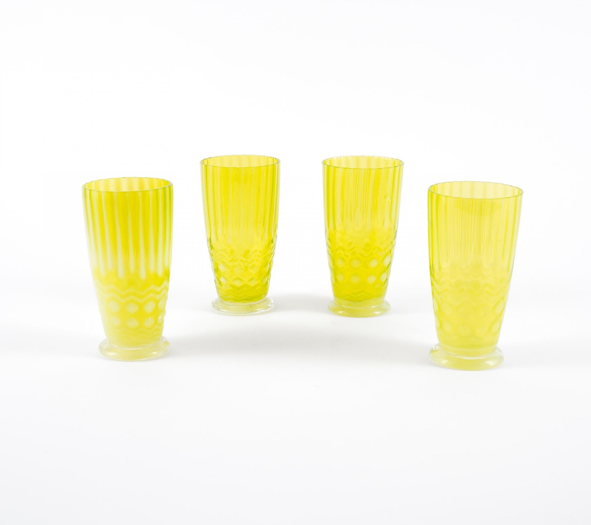 Gräflich Harrach'sche Glasfabrik: Vier Gläser mit geometrischen Dekoren