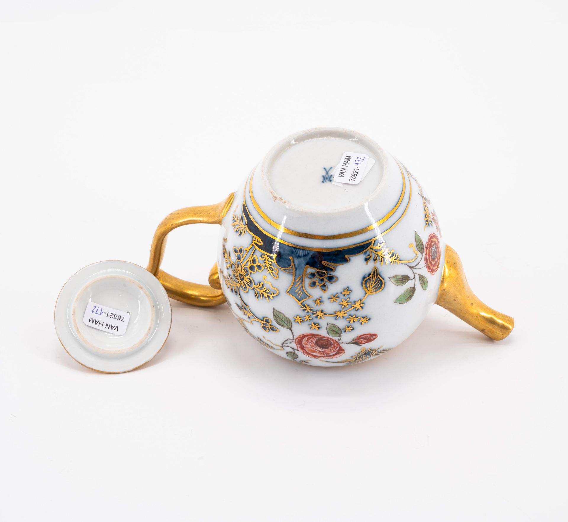 Meissen u.a: Kleine Teekanne, zwei Koppchen & Untertassen mit überdekorierten Dekoren - Bild 9 aus 9