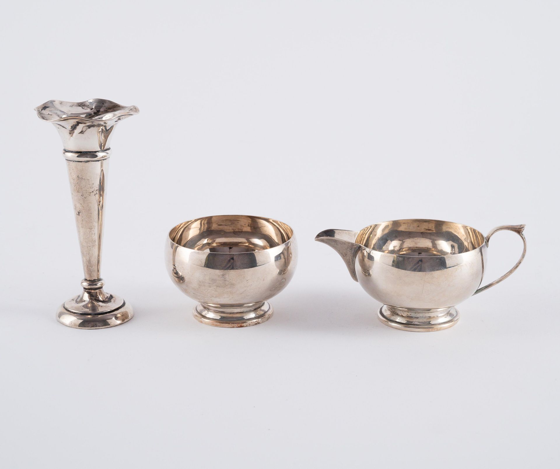 Verschiedene Herkunft: Zuckerschale, Milchkännchen, kleine Vase, Salz- und Pfefferstreuer, Paar Serv - Bild 6 aus 11