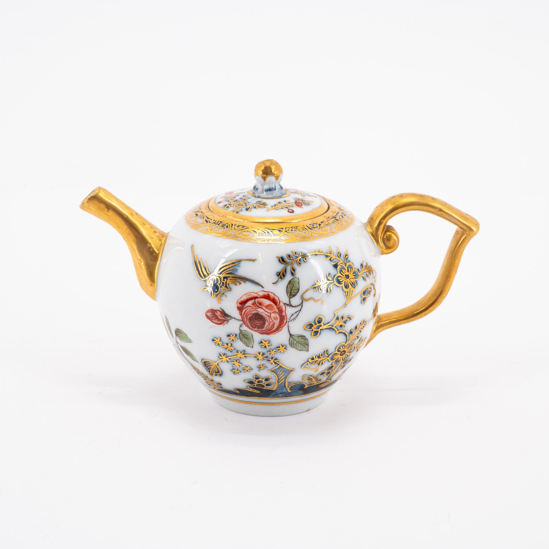 Meissen u.a: Kleine Teekanne, zwei Koppchen & Untertassen mit überdekorierten Dekoren - Image 6 of 9