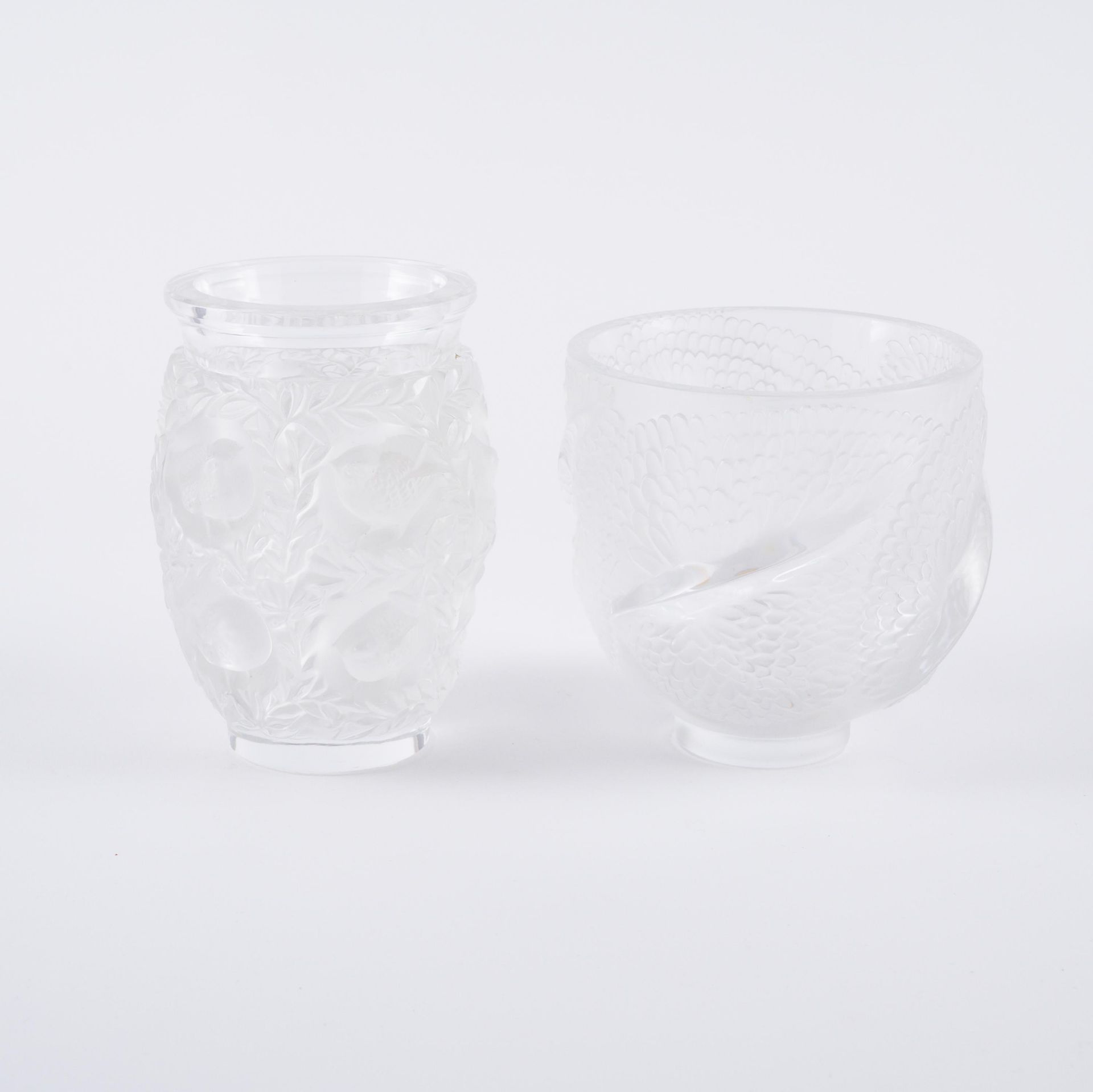 René Lalique: Zwei kleine Vasen, eine Schale, Vase und Teller tlw. mit Vogeldekor - Bild 2 aus 13