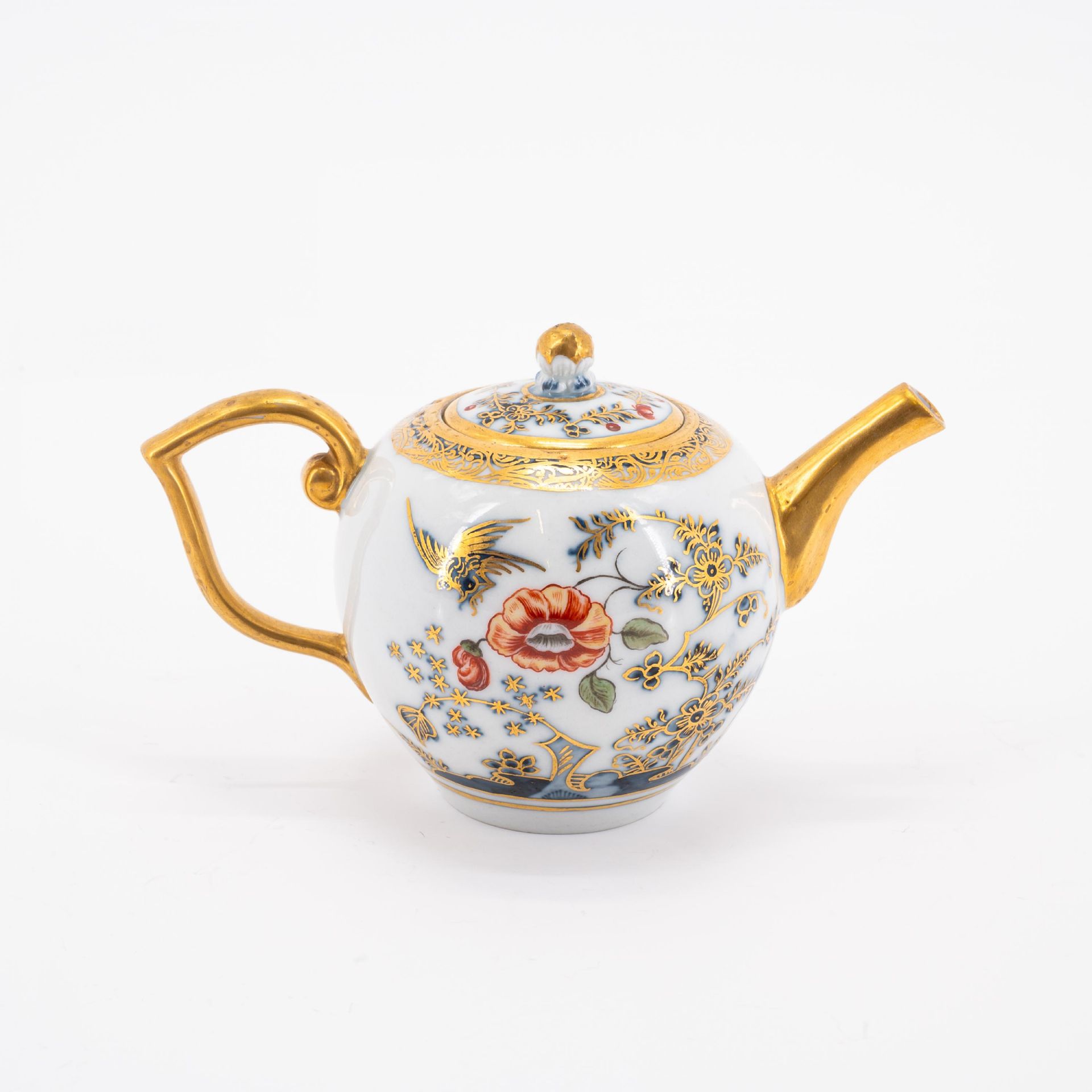 Meissen u.a: Kleine Teekanne, zwei Koppchen & Untertassen mit überdekorierten Dekoren - Image 7 of 9