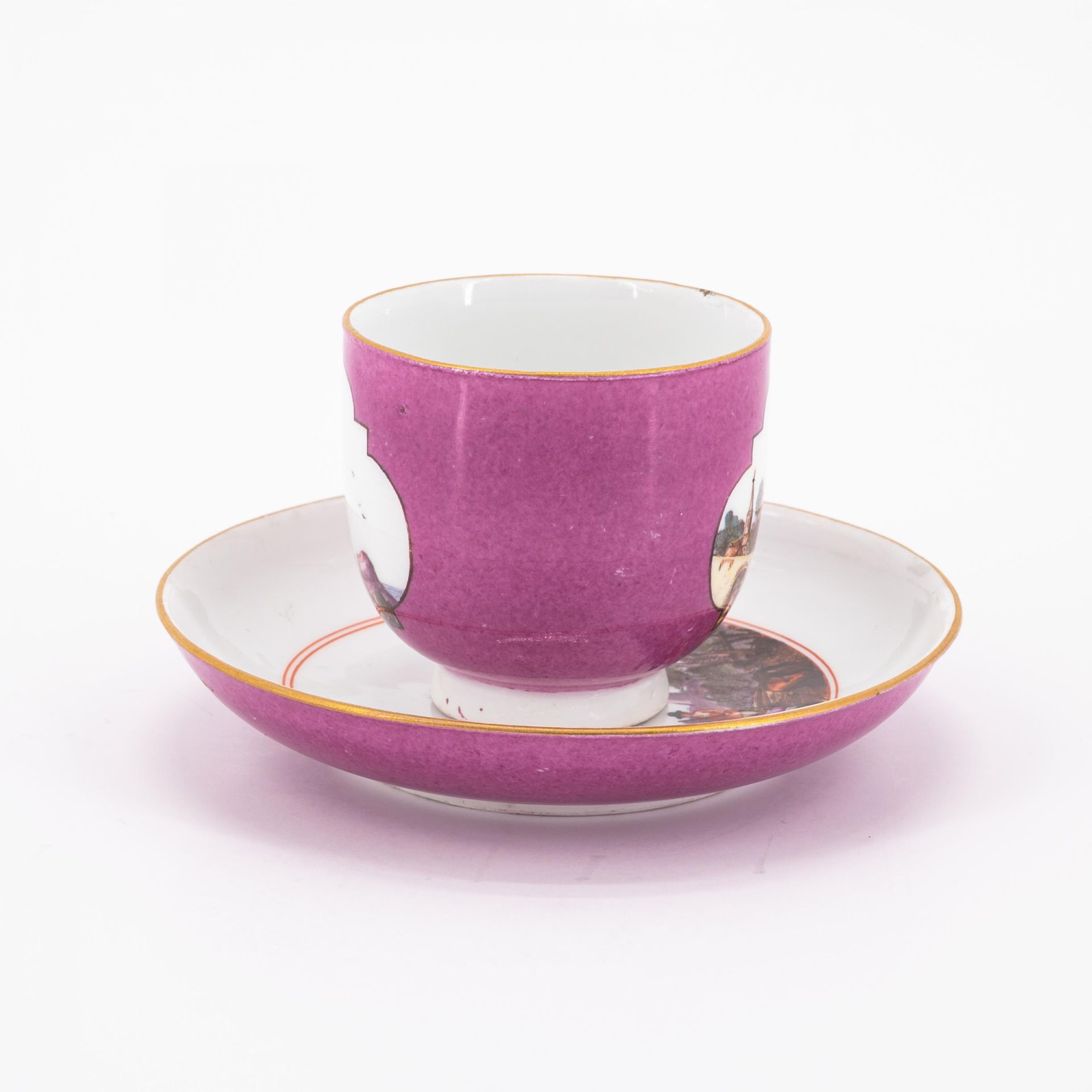 Eine Kaffeekanne, Tasse und Untertasse mit Purpurfond und Landschaftskartuschen - Bild 4 aus 11