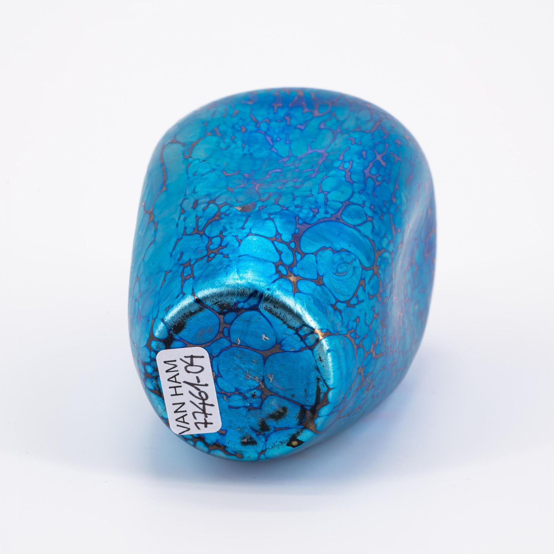 SMALL ELECTRIC-BLUE FAVRILE-GLASS VASE - Image 6 of 6