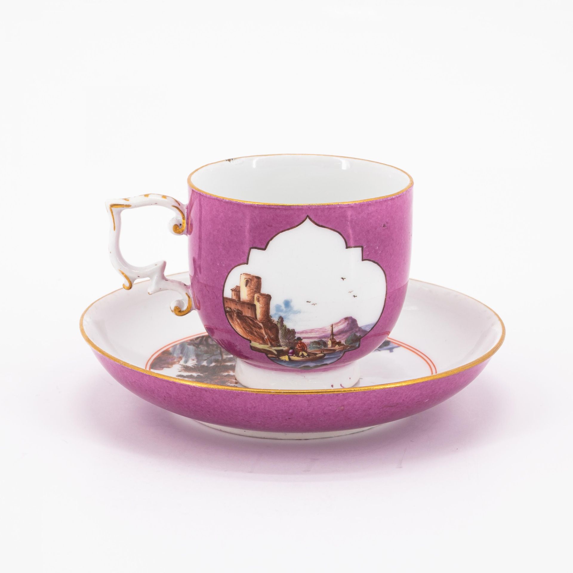 Eine Kaffeekanne, Tasse und Untertasse mit Purpurfond und Landschaftskartuschen - Bild 3 aus 11