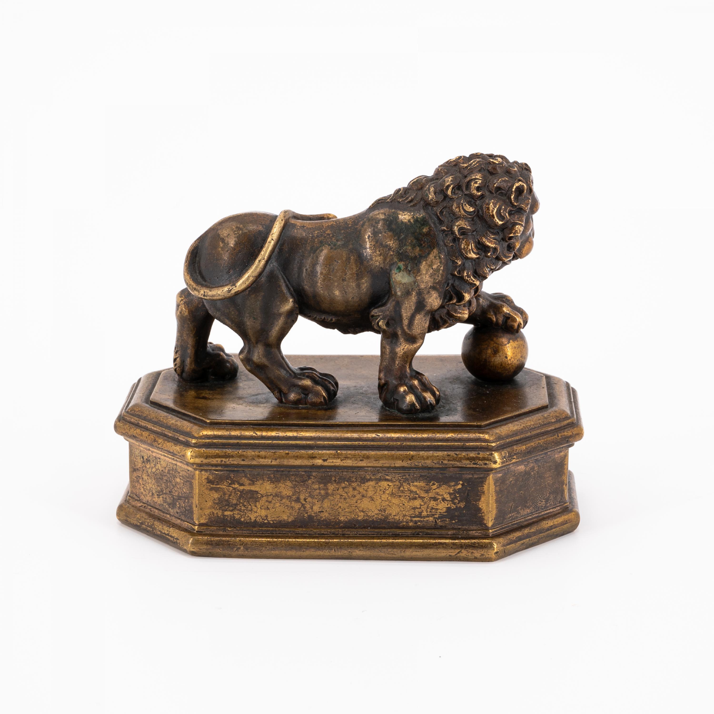 SMALL BRONZE SCULPTURE OF A LION ON A PEDESTAL - Image 4 of 6